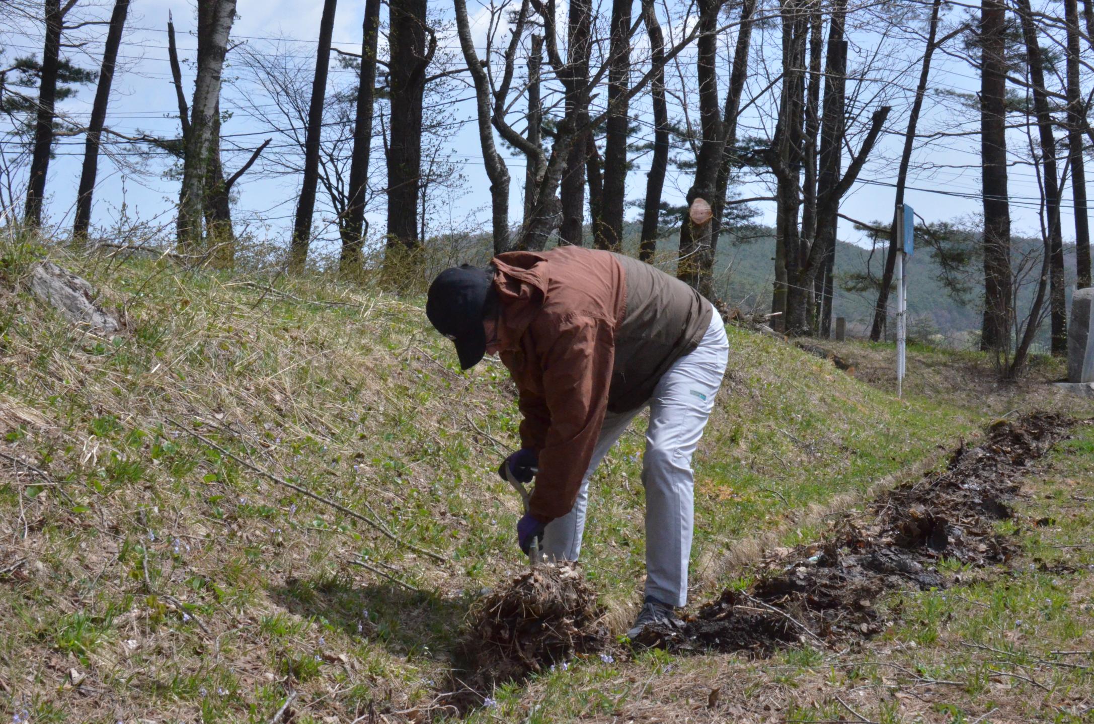 側溝の泥あげをするライオンズクラブの皆さん