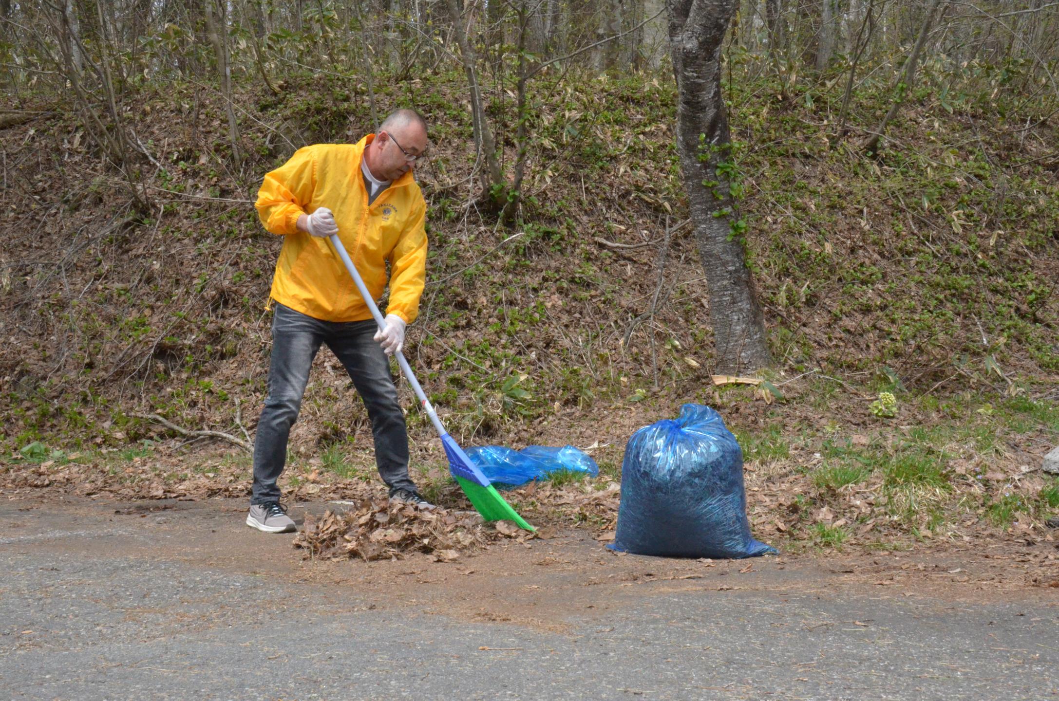 落ち葉を集めるライオンズクラブの皆さん