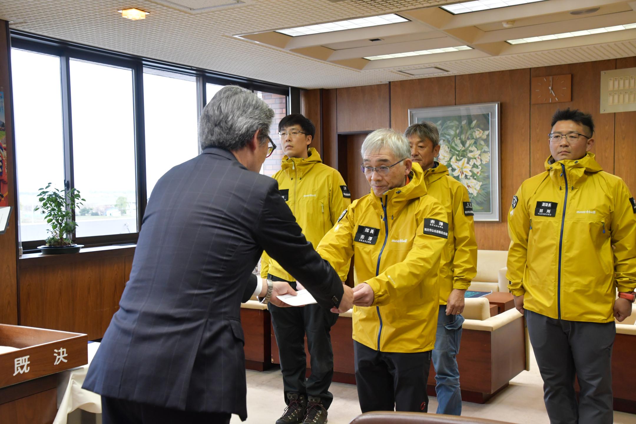 委嘱書を交付される赤澤さん