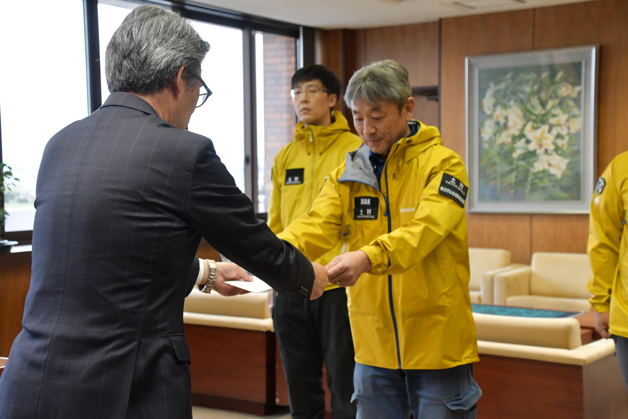 委嘱書を交付される土村さん