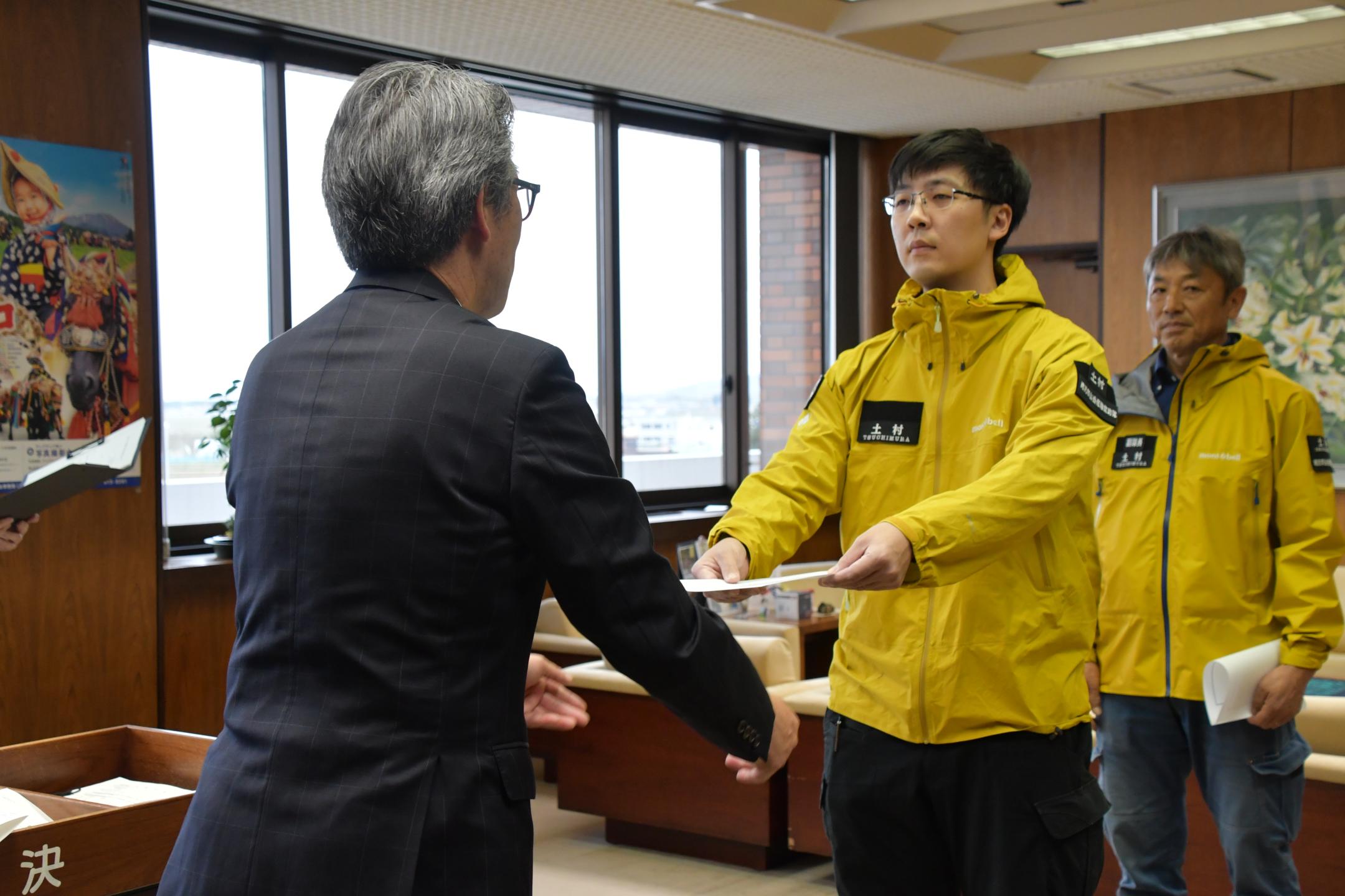 委嘱書を交付される土村さん