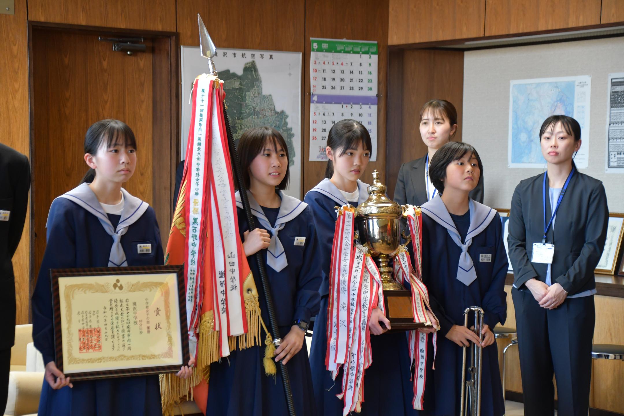 市長へ報告する滝沢中の女子生徒たち