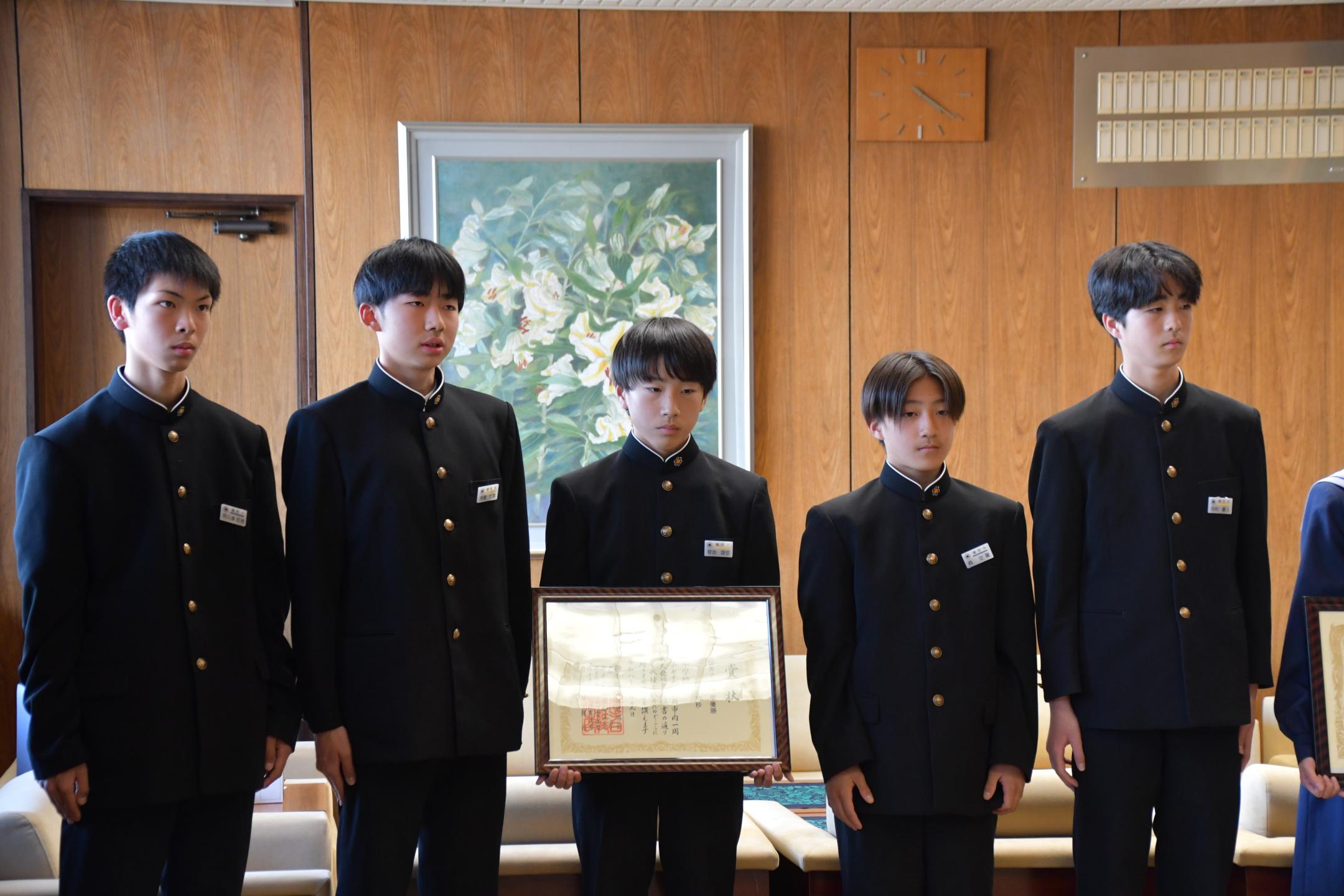 市長へ報告する滝沢中の男子生徒たち