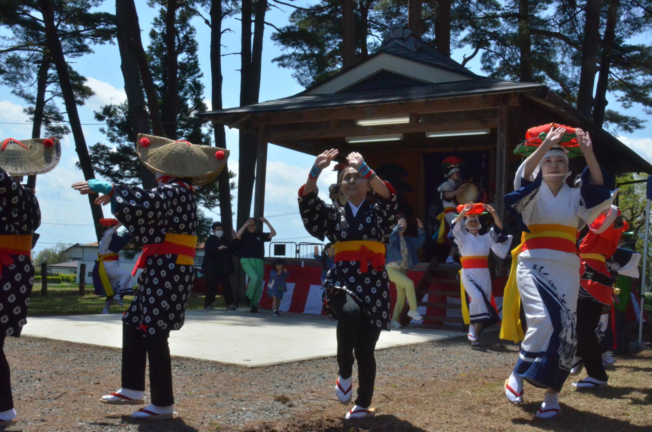観客も一緒に輪踊りをする様子