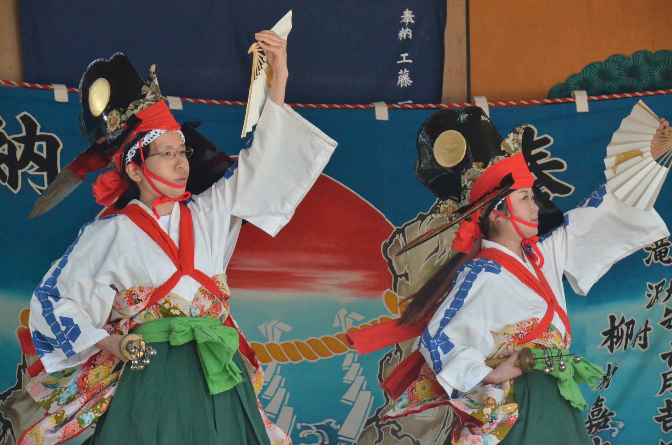 川前神楽保存会の演舞