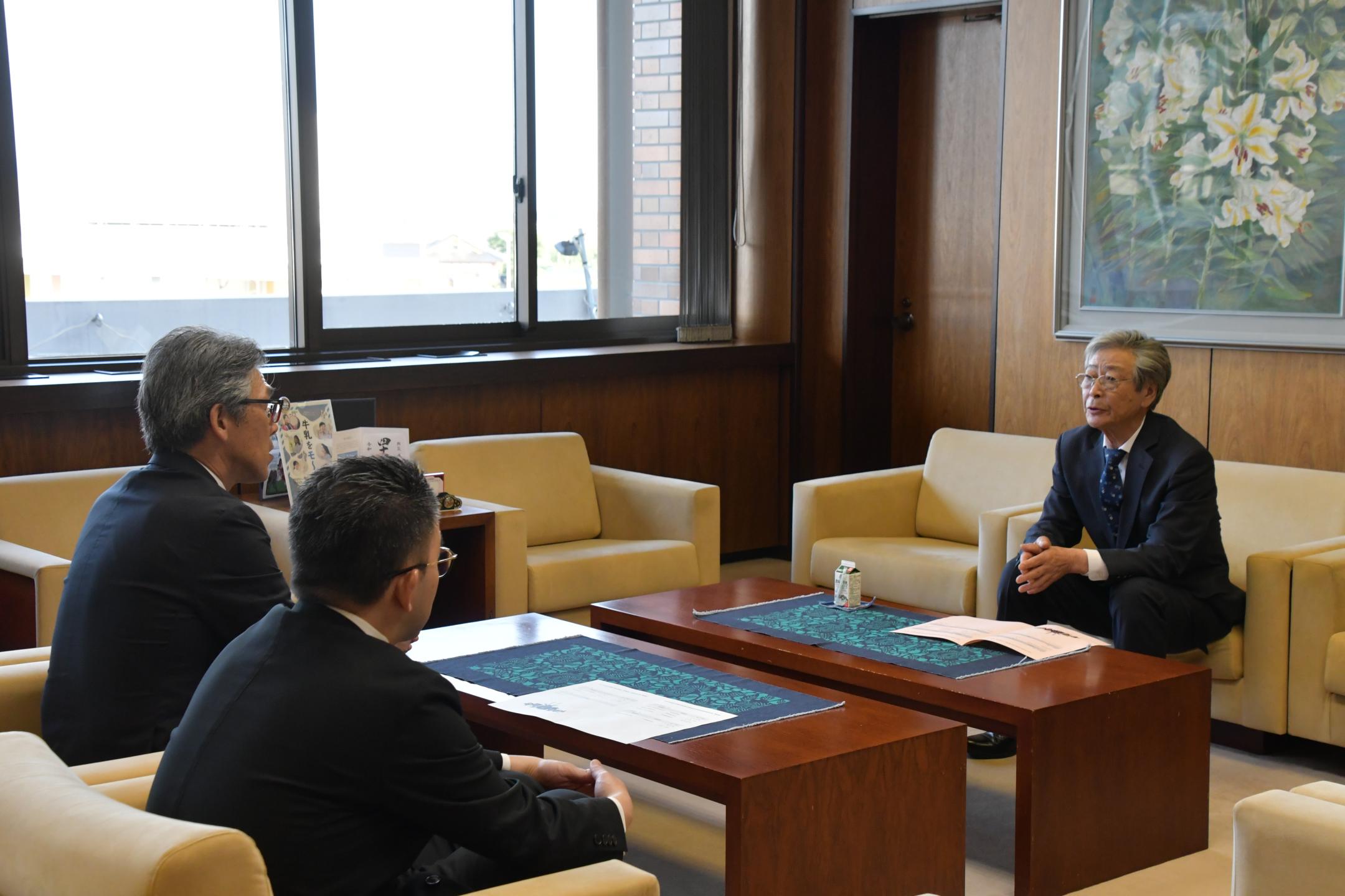 受賞を報告する中島会長