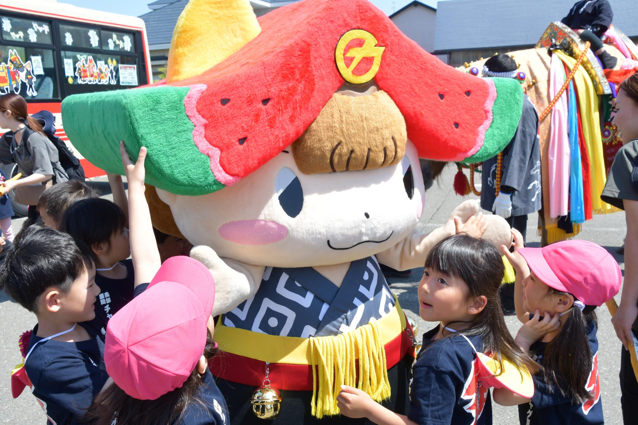 ちゃぐぽんと触れ合うこどもたち