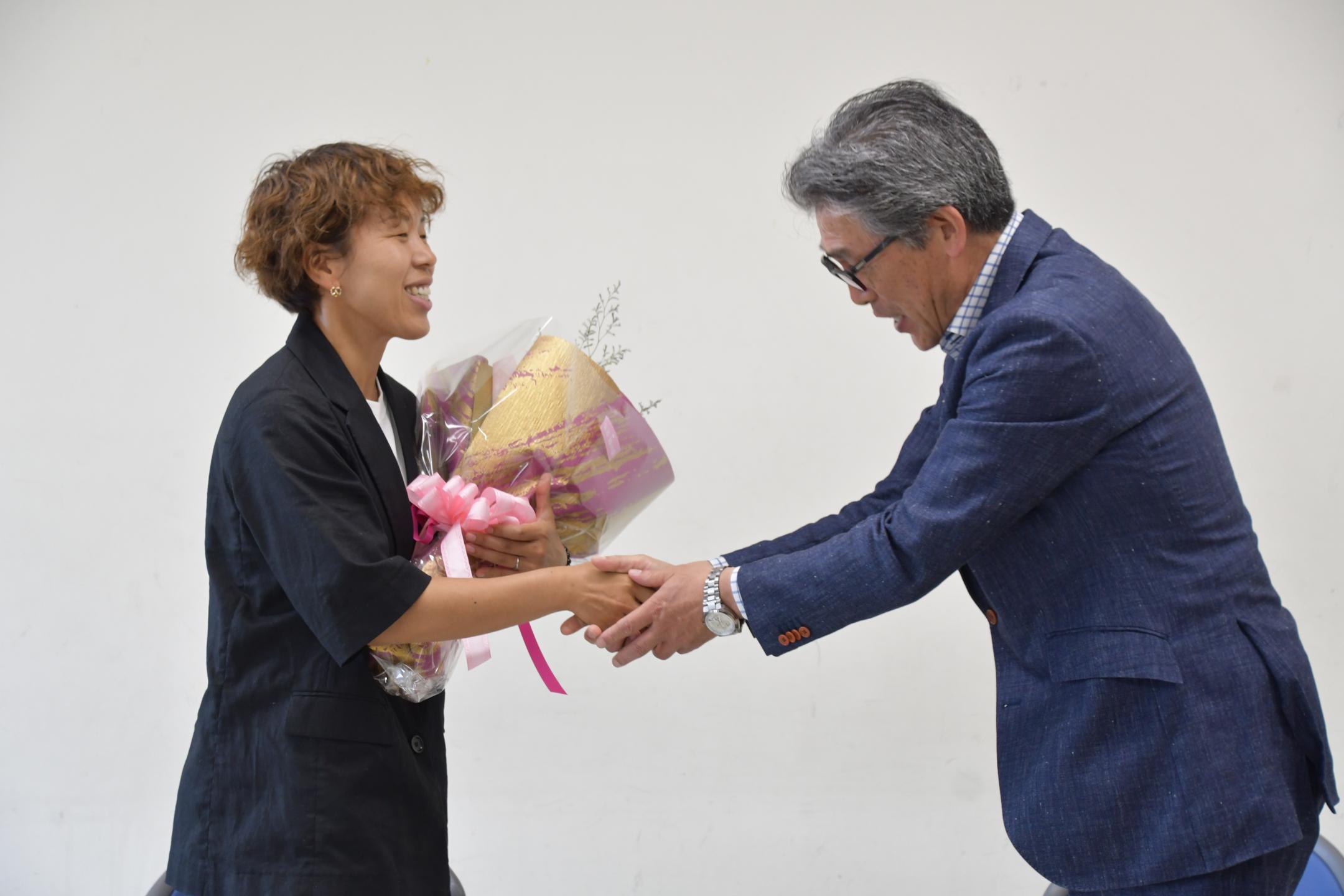 市長と握手する岩清水さん