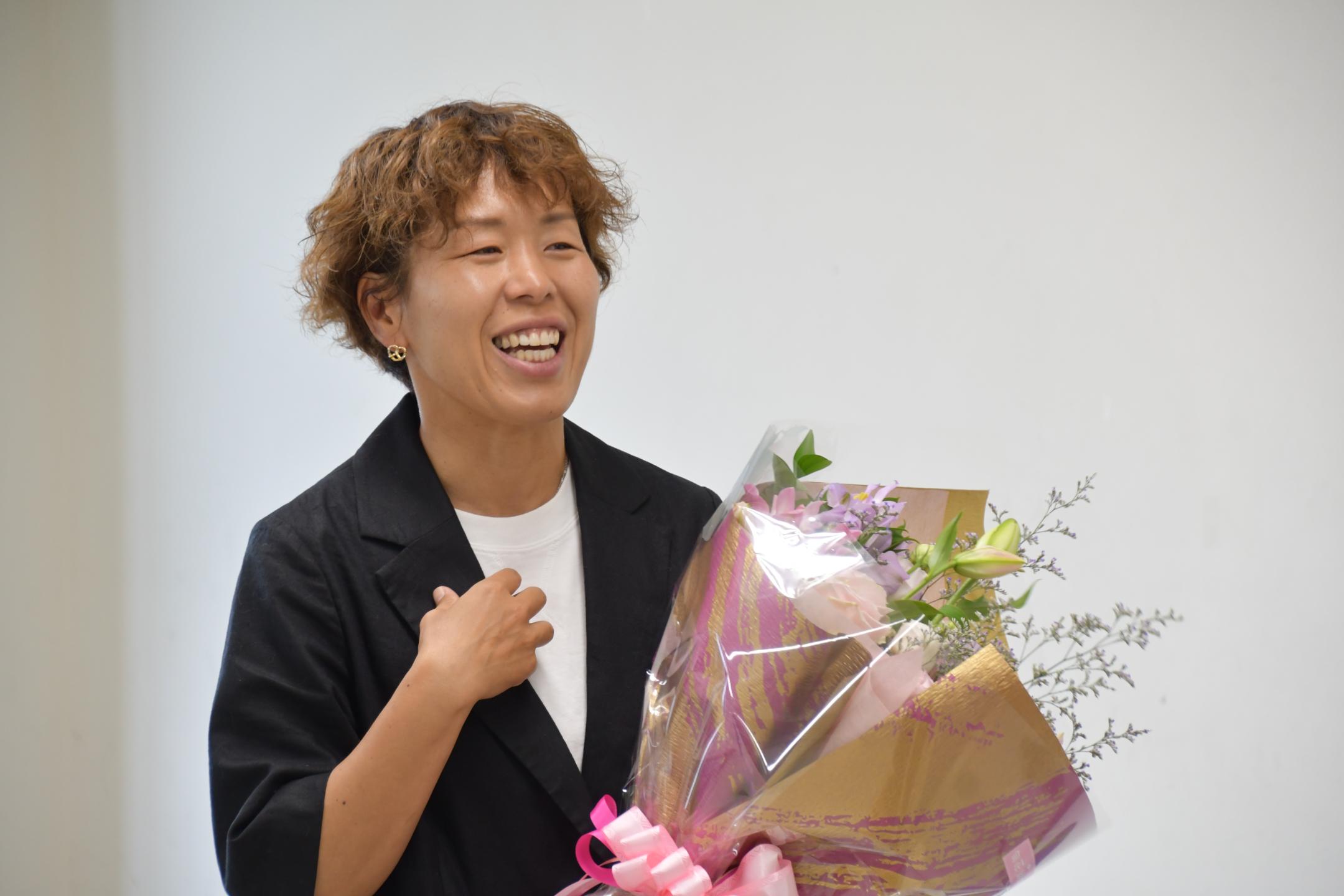花束を手に笑顔の岩清水さん