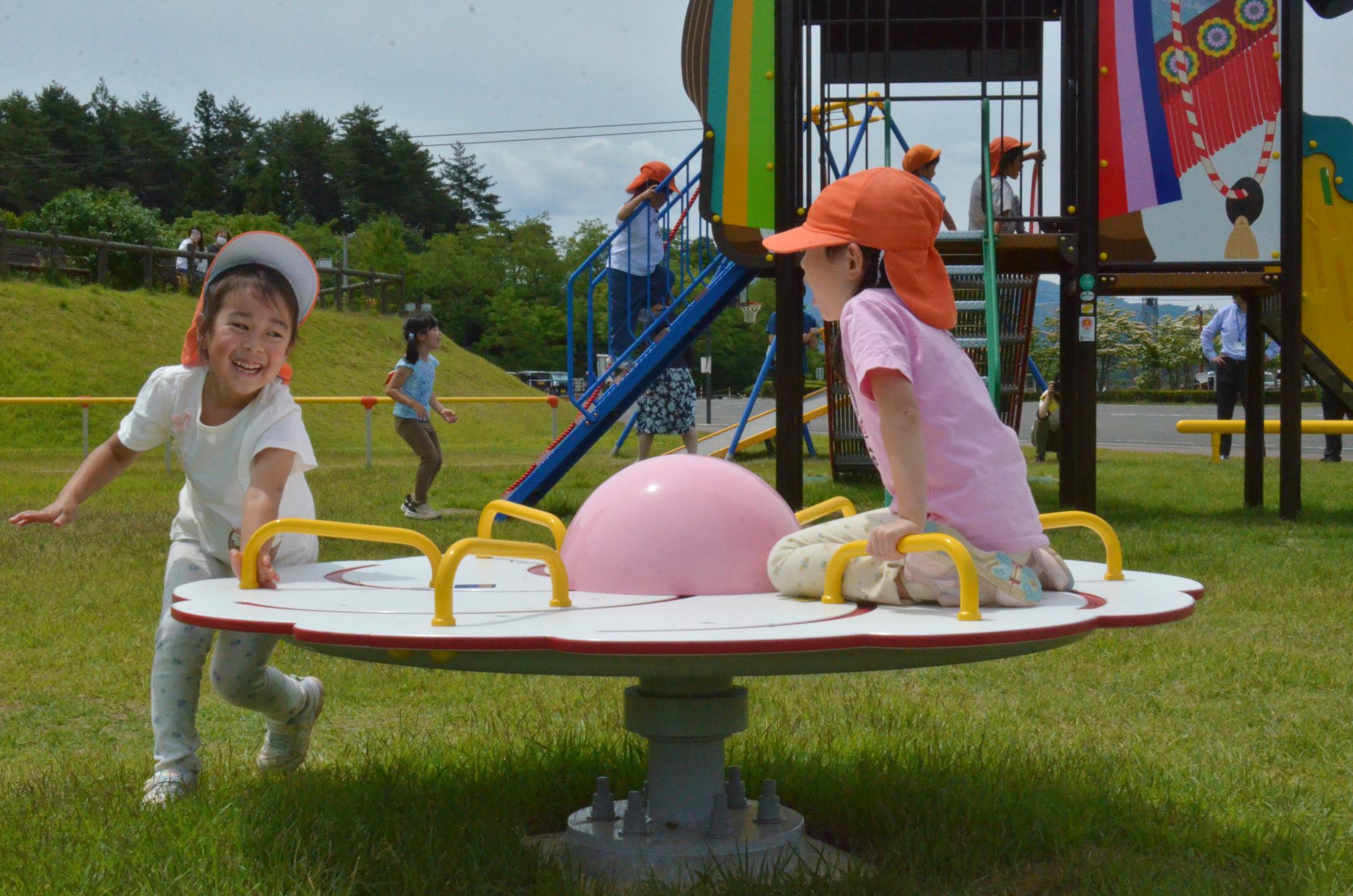 ヤマユリモチーフの遊具で遊ぶ子供たち