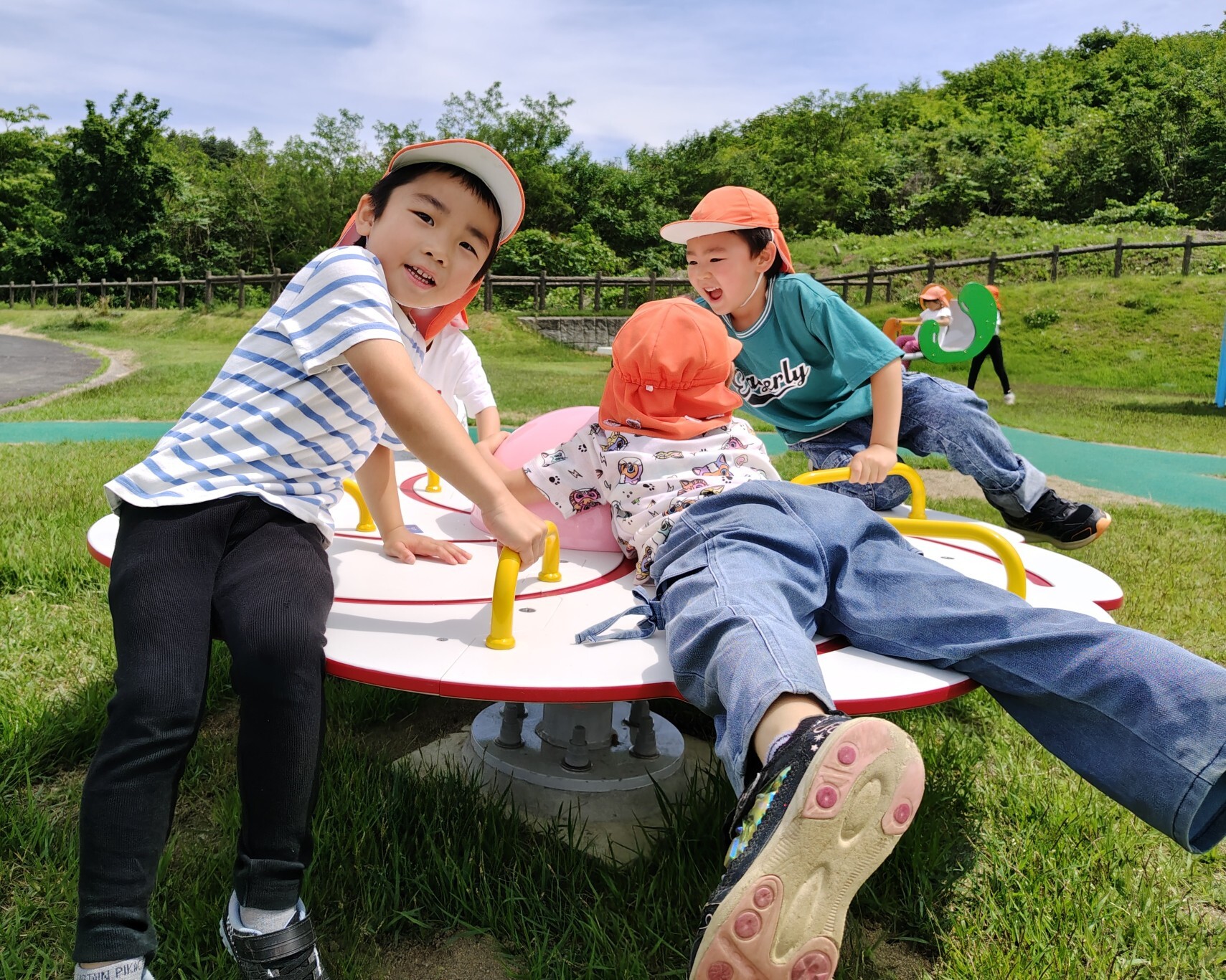 ヤマユリモチーフの遊具で遊ぶ子供たち②