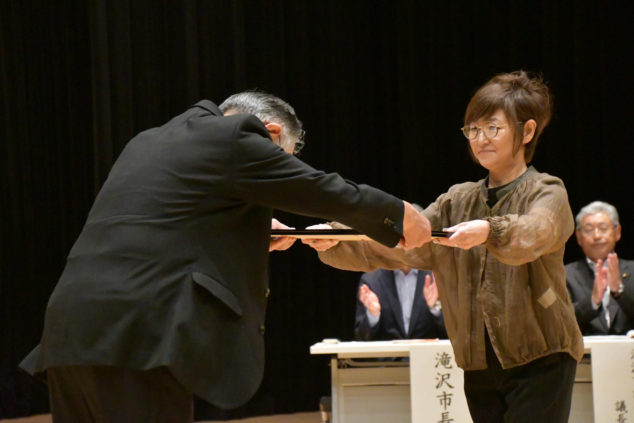 表彰状を受け取る鵜飼中央自治会長