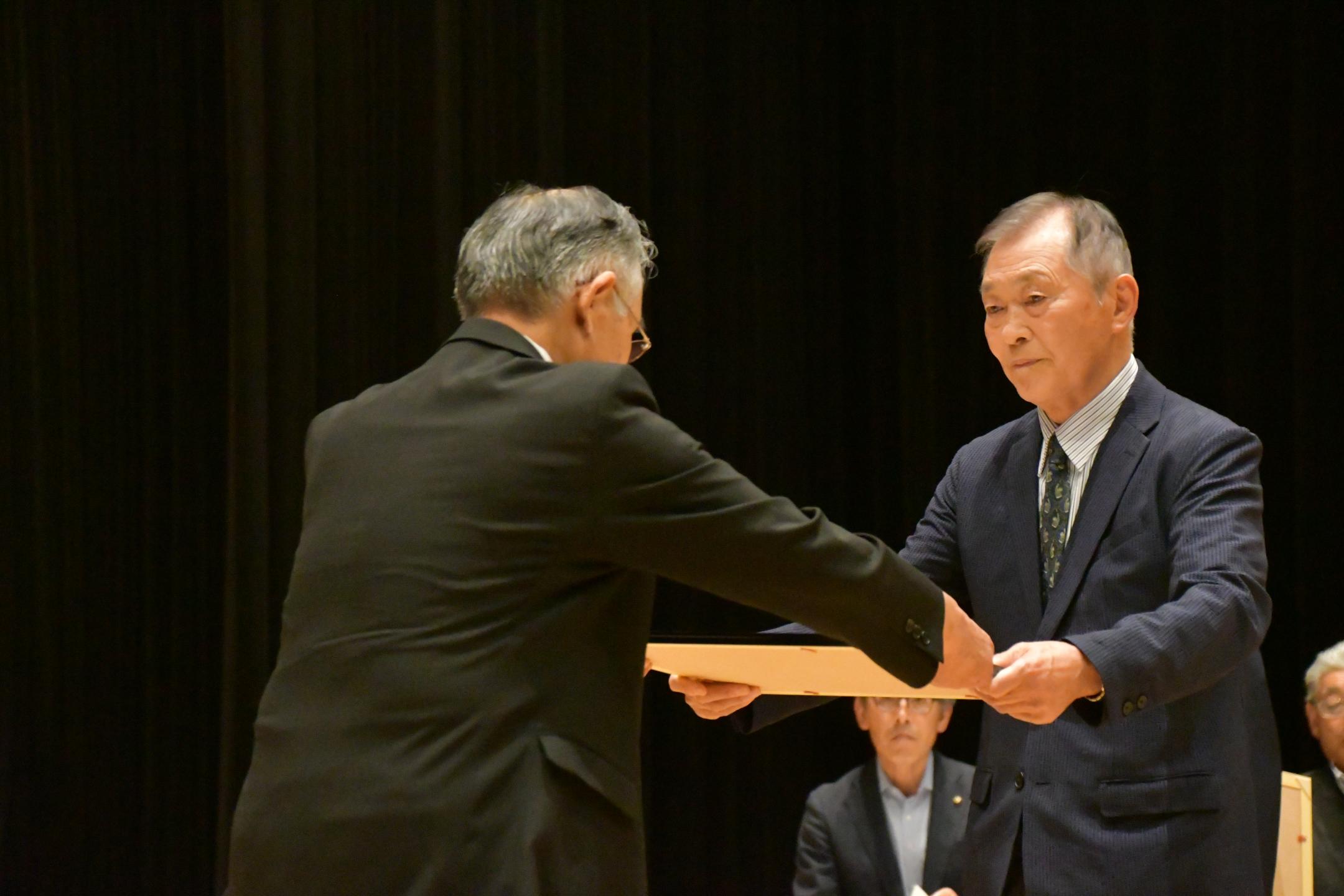 表彰状を受け取る上川氏