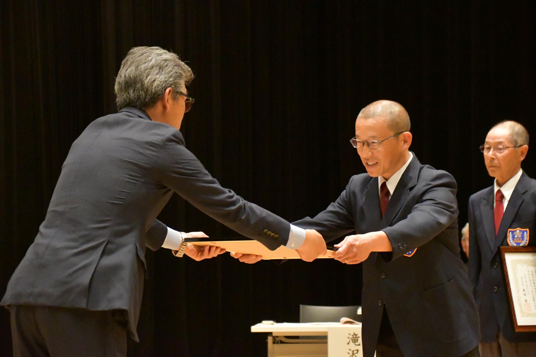 表彰状を受け取る佐々木氏