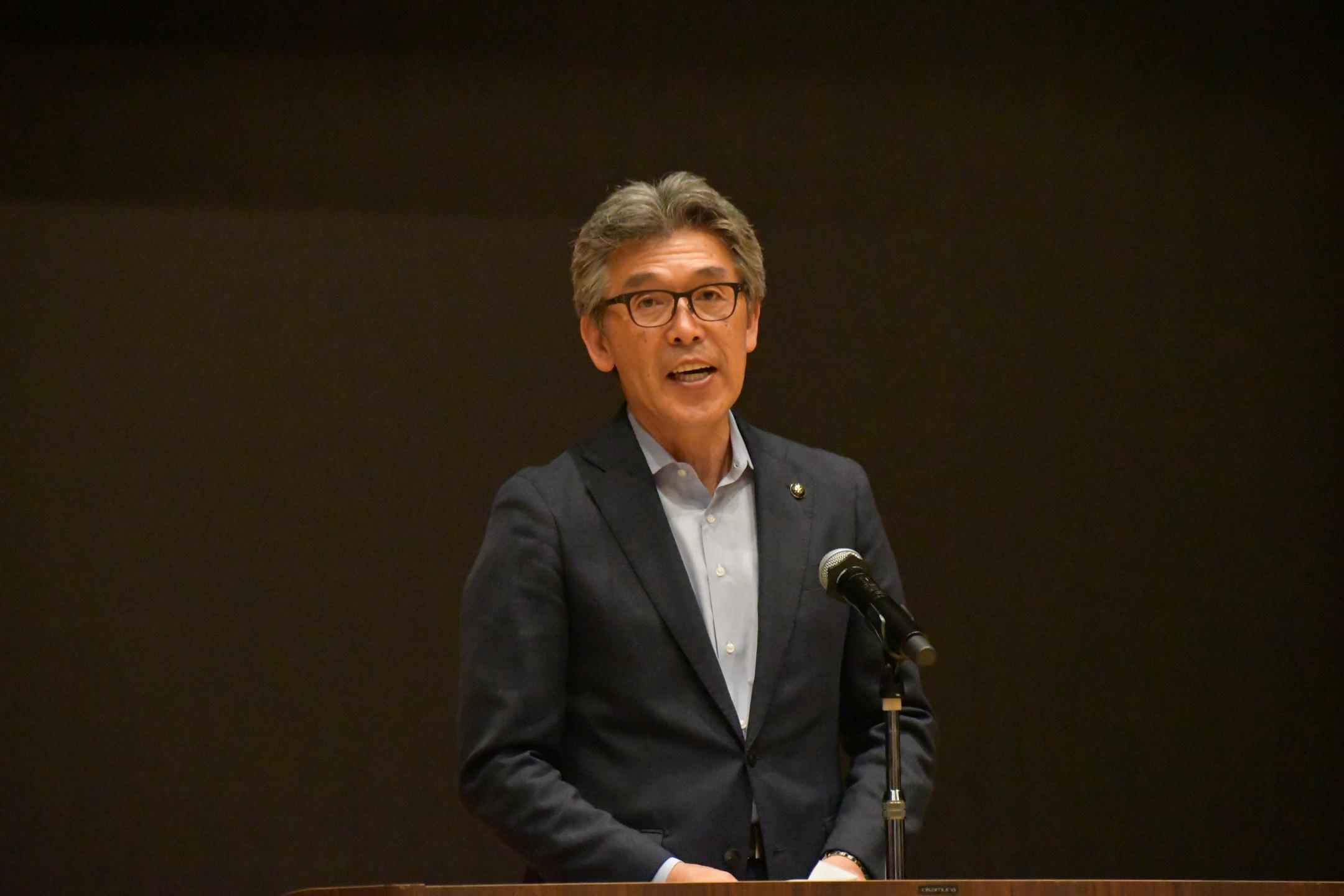 祝辞を述べる滝沢市長