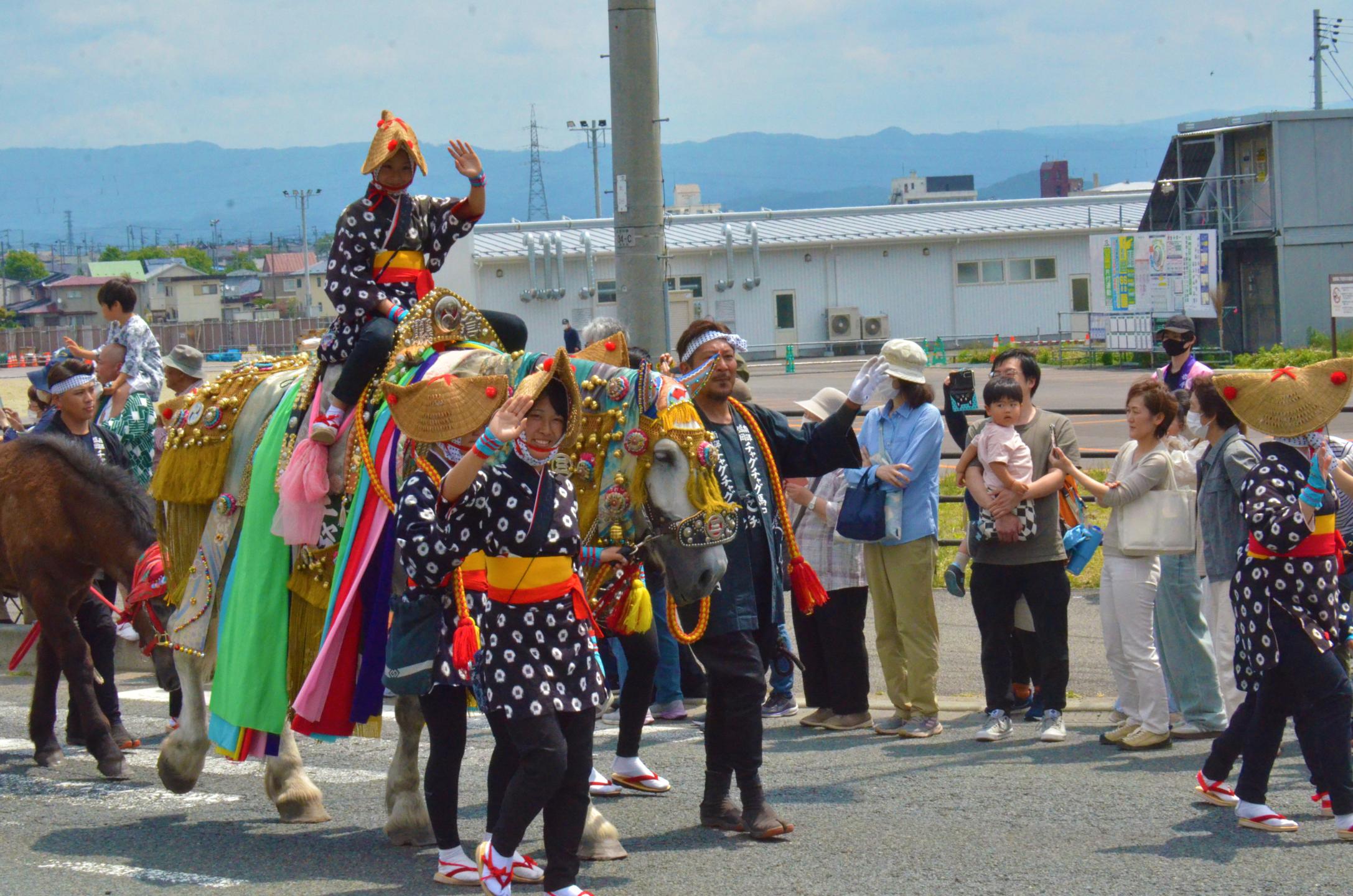 市役所前を通過する馬コ
