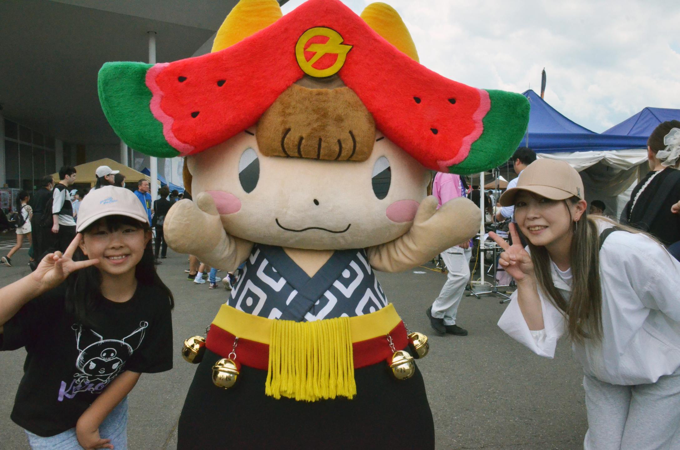 ちゃぐぽんと記念撮影する家族
