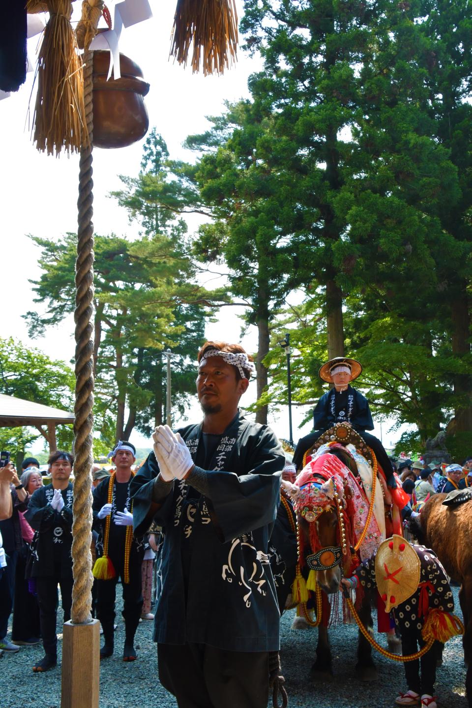 蒼前神社に参拝する馬主と馬コ