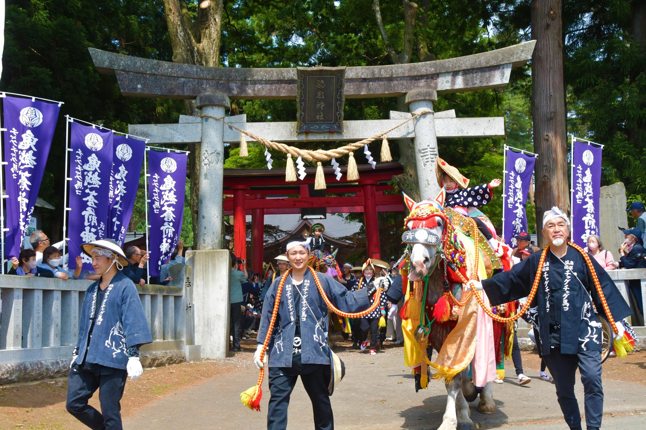 神社を出発する馬コ②
