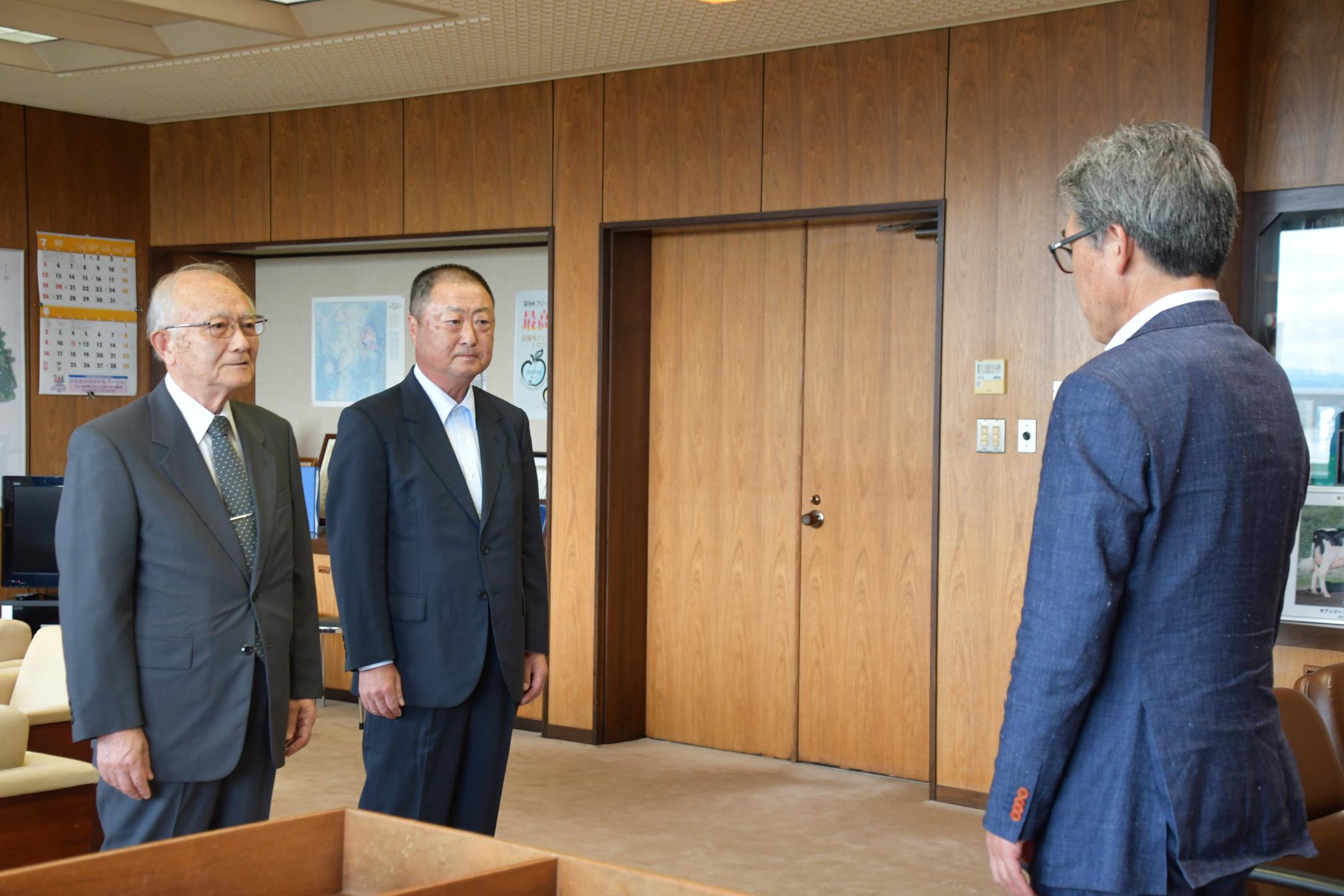 川村会長、石山副会長と正対する市長