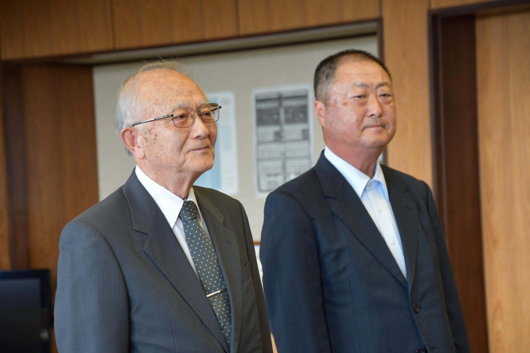 活動について報告する川村会長、石山副会長