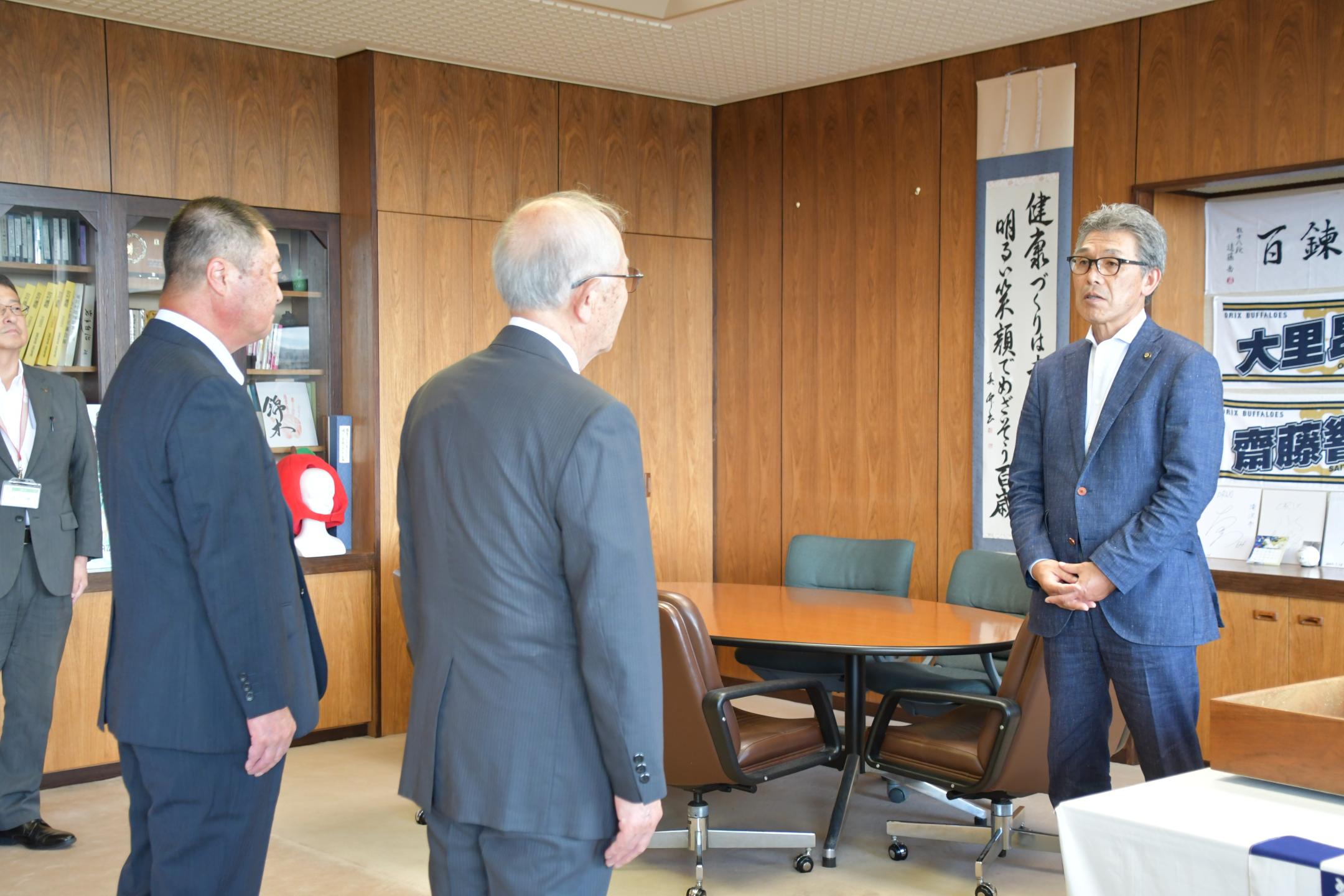 活動への感謝を述べる市長