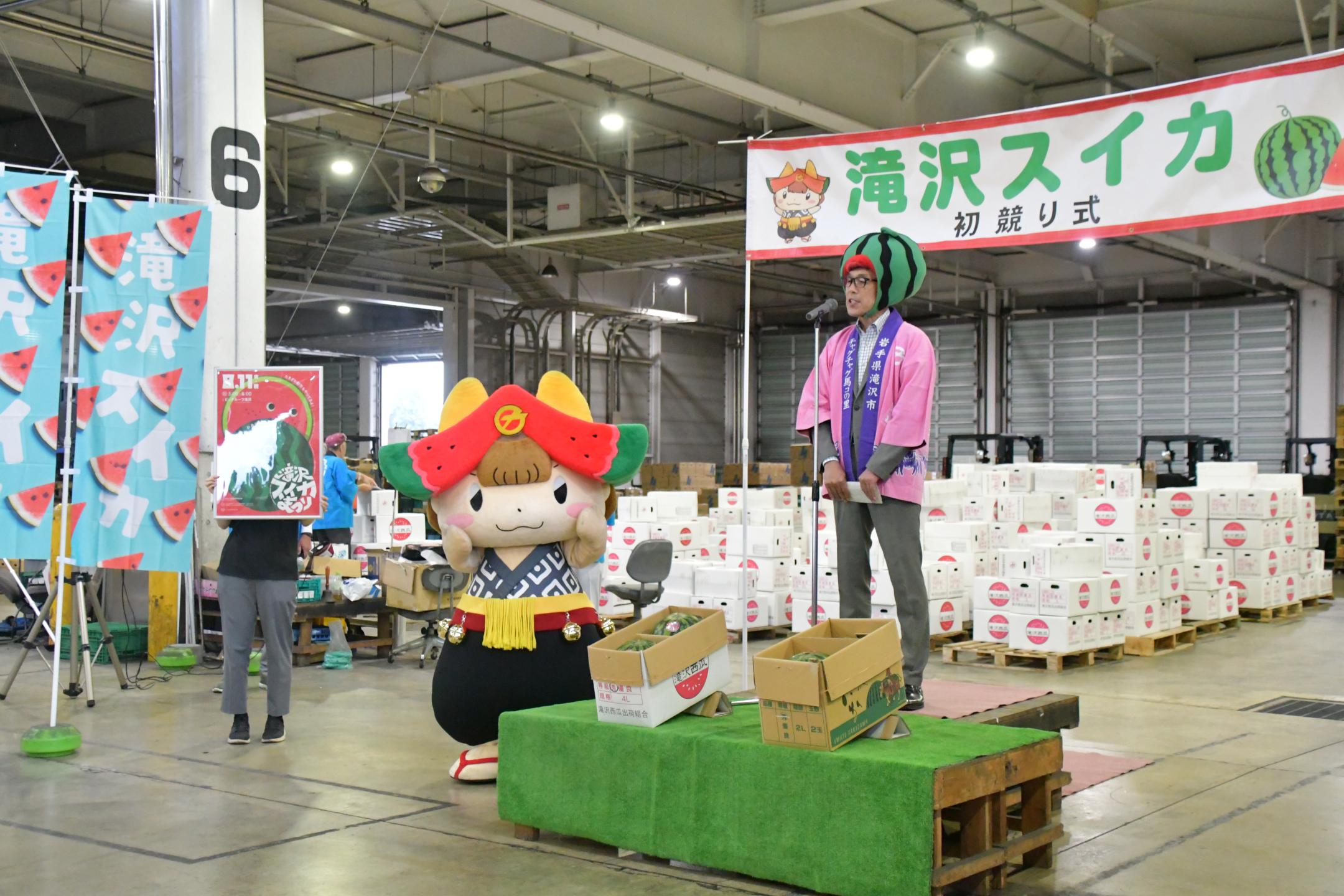 挨拶する市長と隣に立つちゃぐぽん