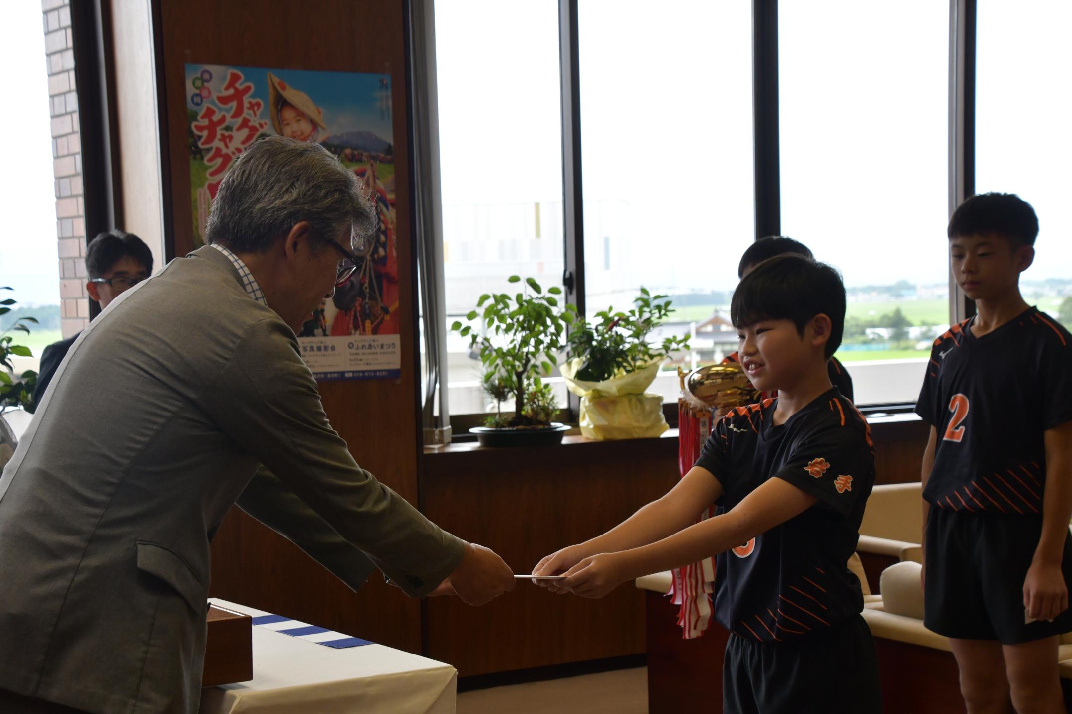 激励金を受け取る栗畑さん