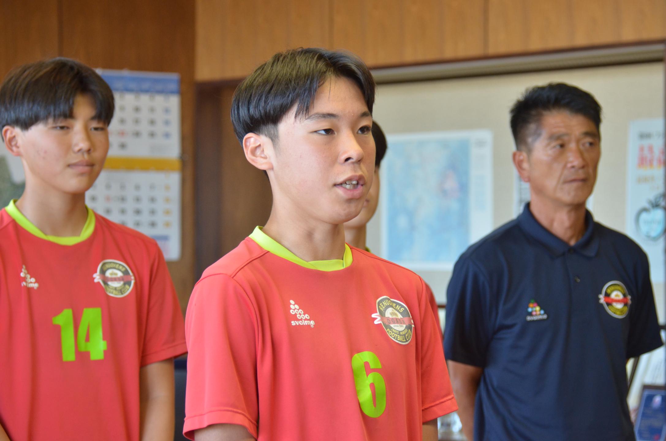 市長に意気込みを語る平野さん