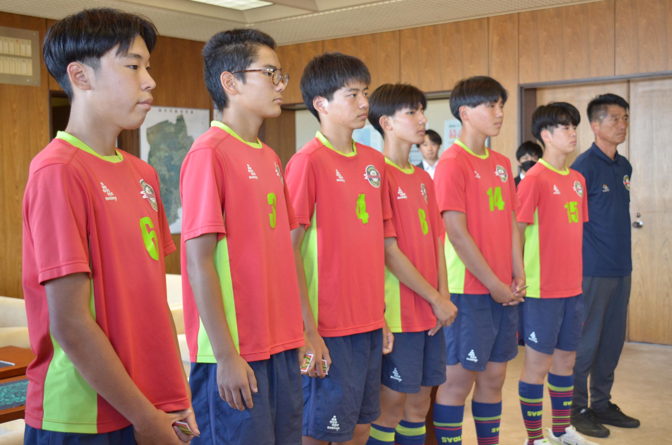 整列する、左から平野さん、守屋さん、田村さん、壽さん、小笠原さん、小倉さん、中村さん