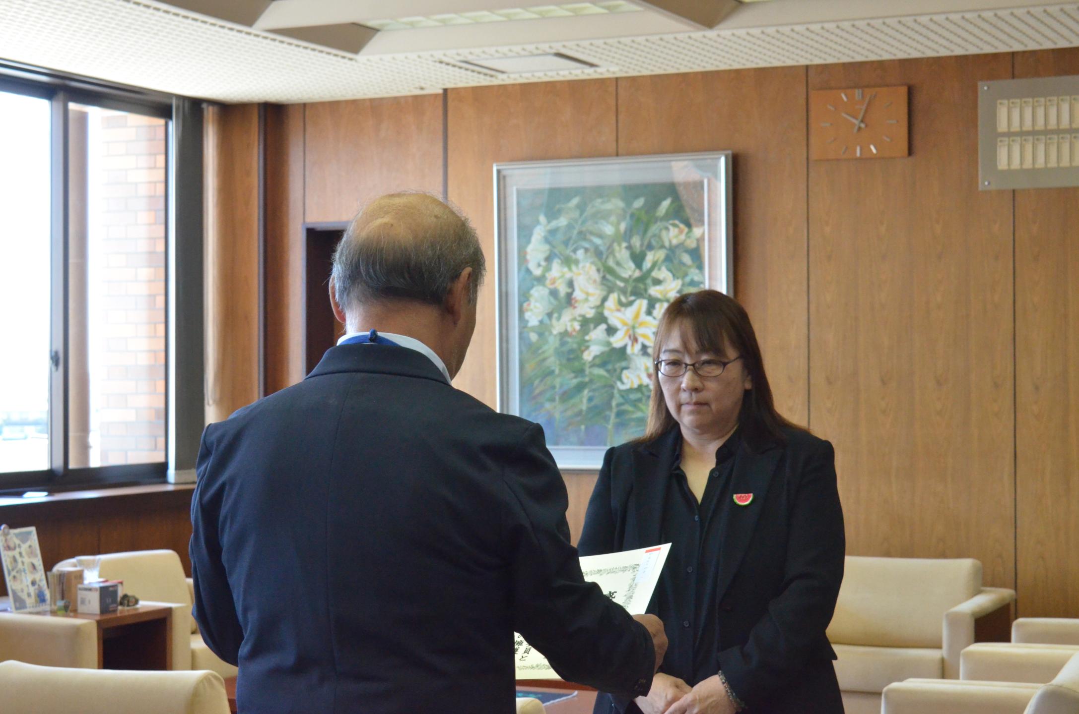 感謝状を受け取る山本さん