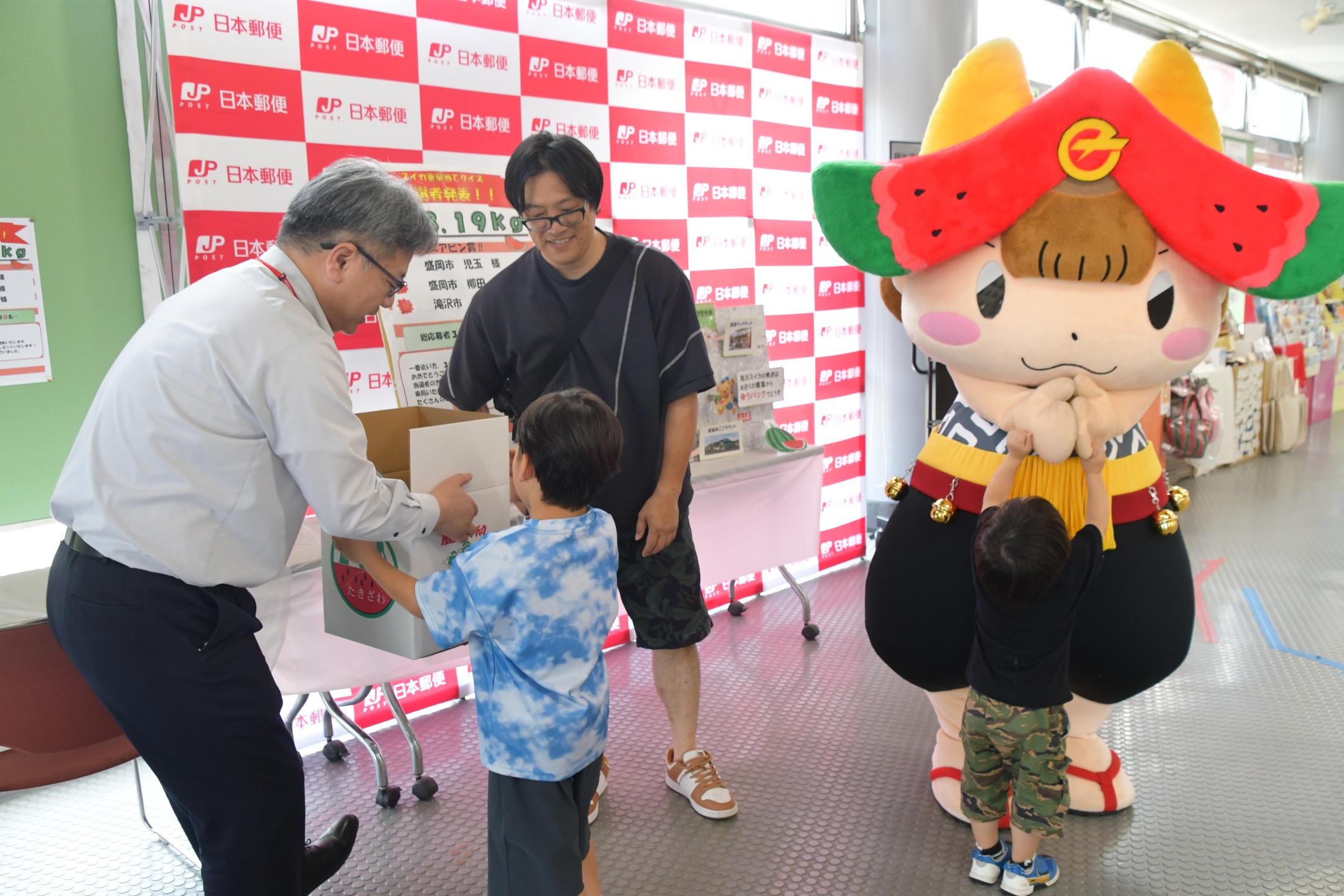 プレゼントの滝沢スイカを受け取る児玉さんの子ども