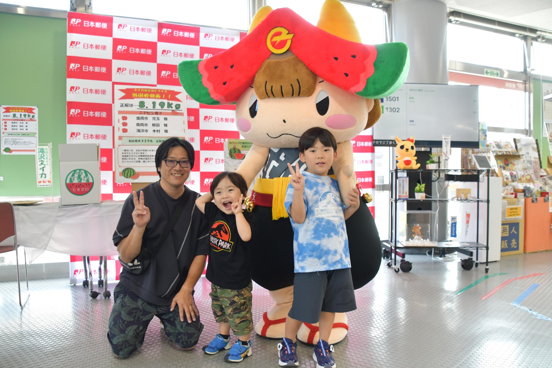 児玉さん家族とちゃぐぽんの記念撮影