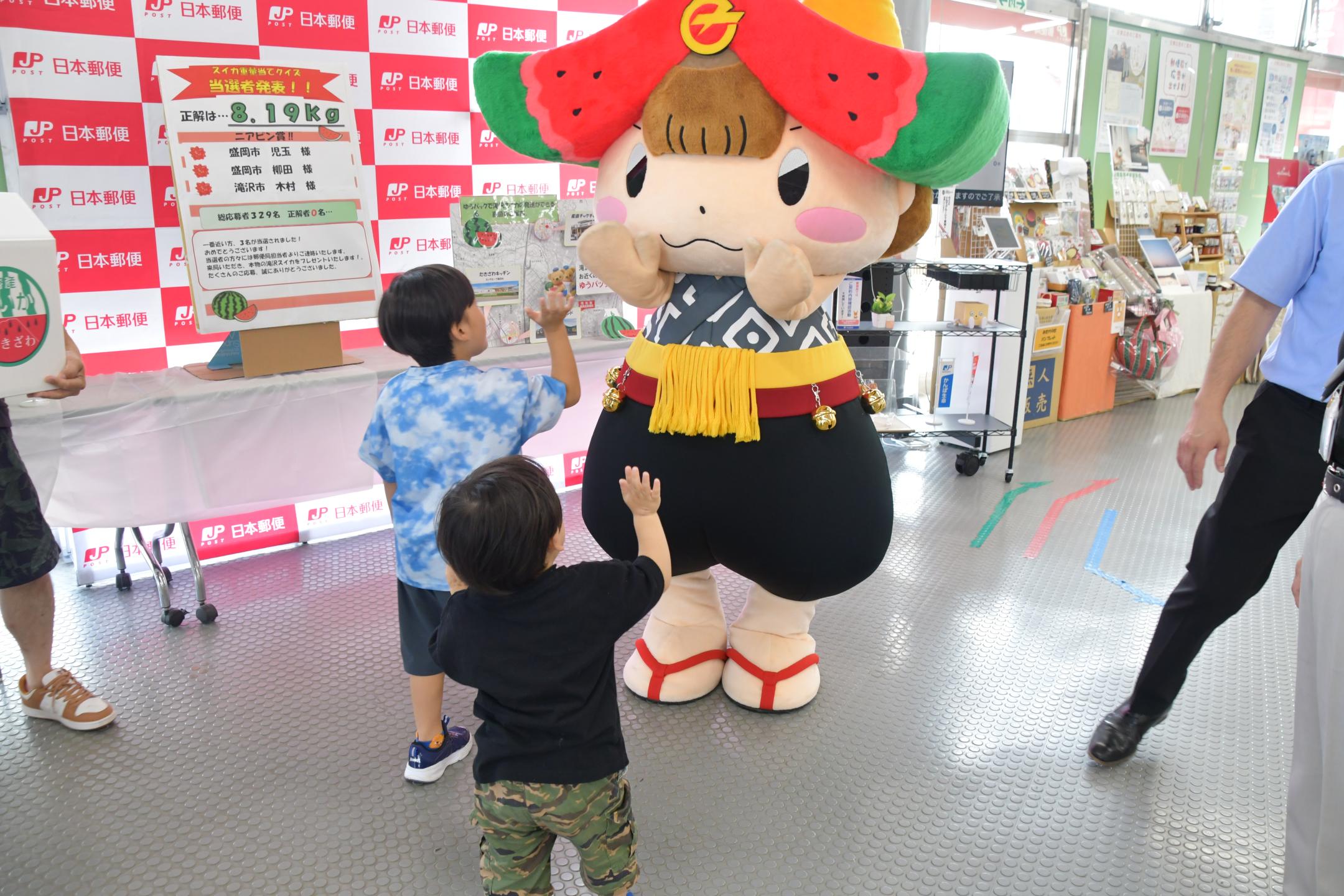 ちゃぐぽんにバイバイとあいさつする児玉さんの子どもたち