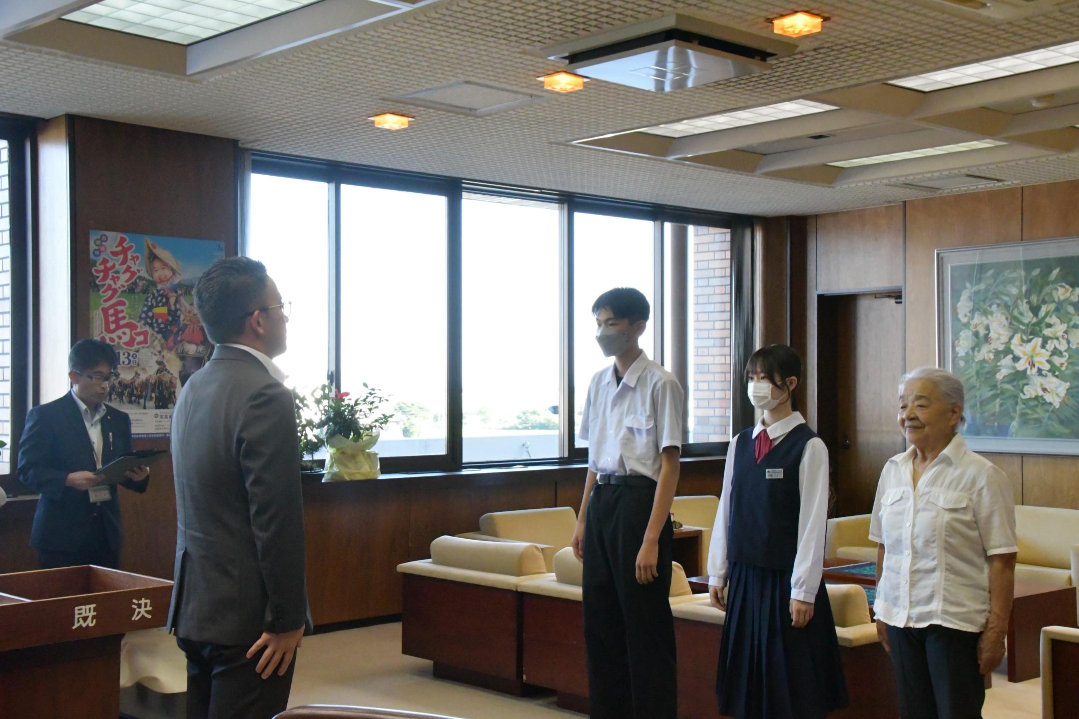 報告する井上さん