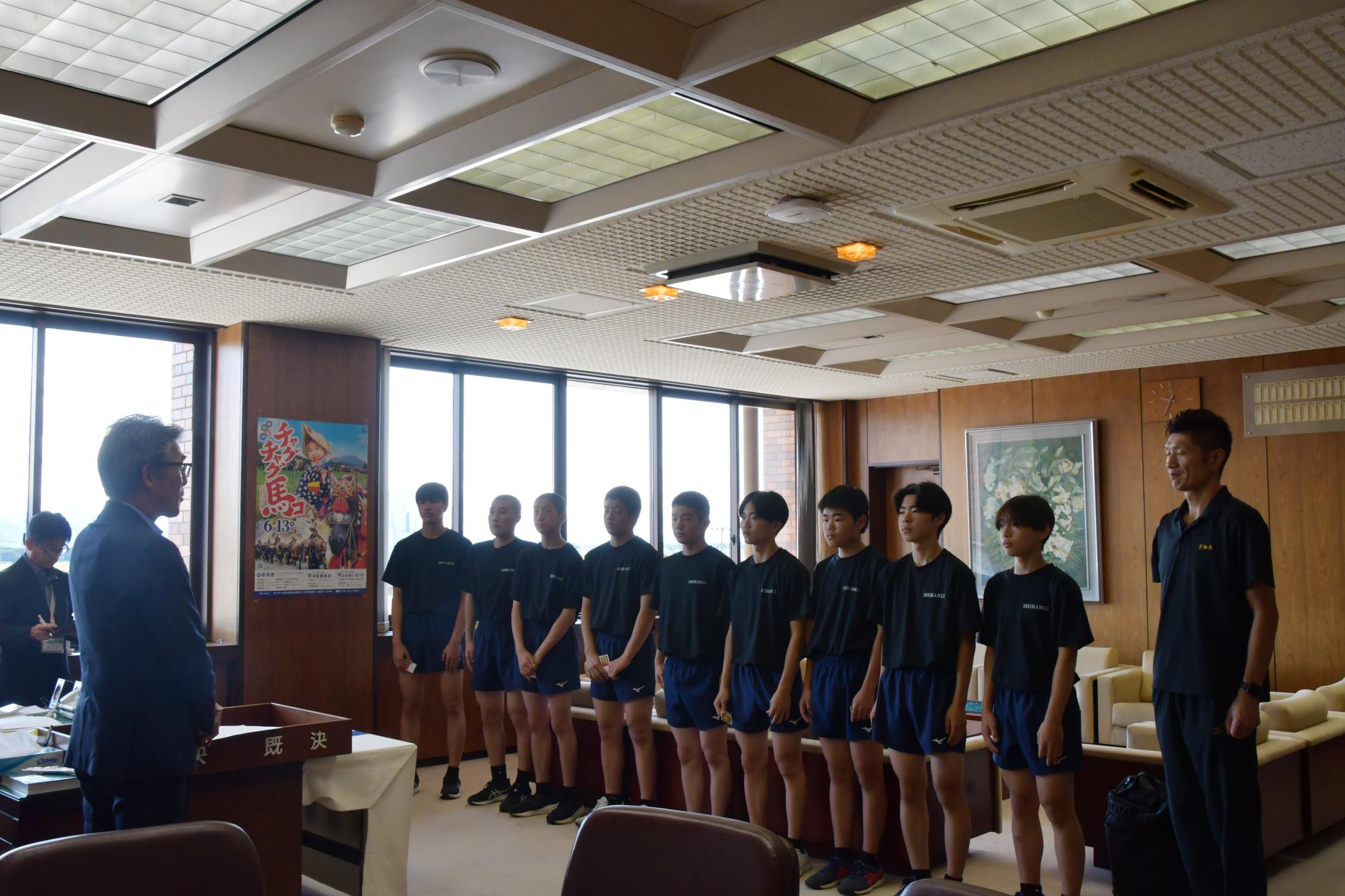 市長の前に整列する皆さん