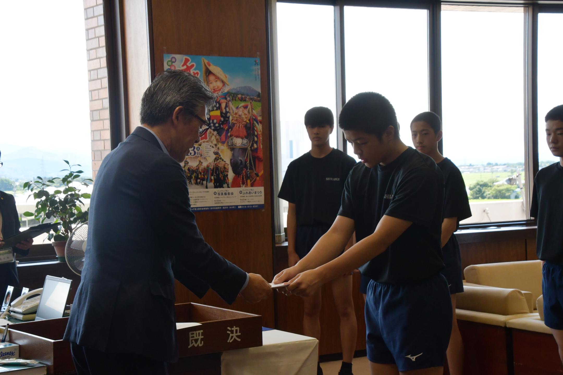 市長から激励金を受け取る浅野さん
