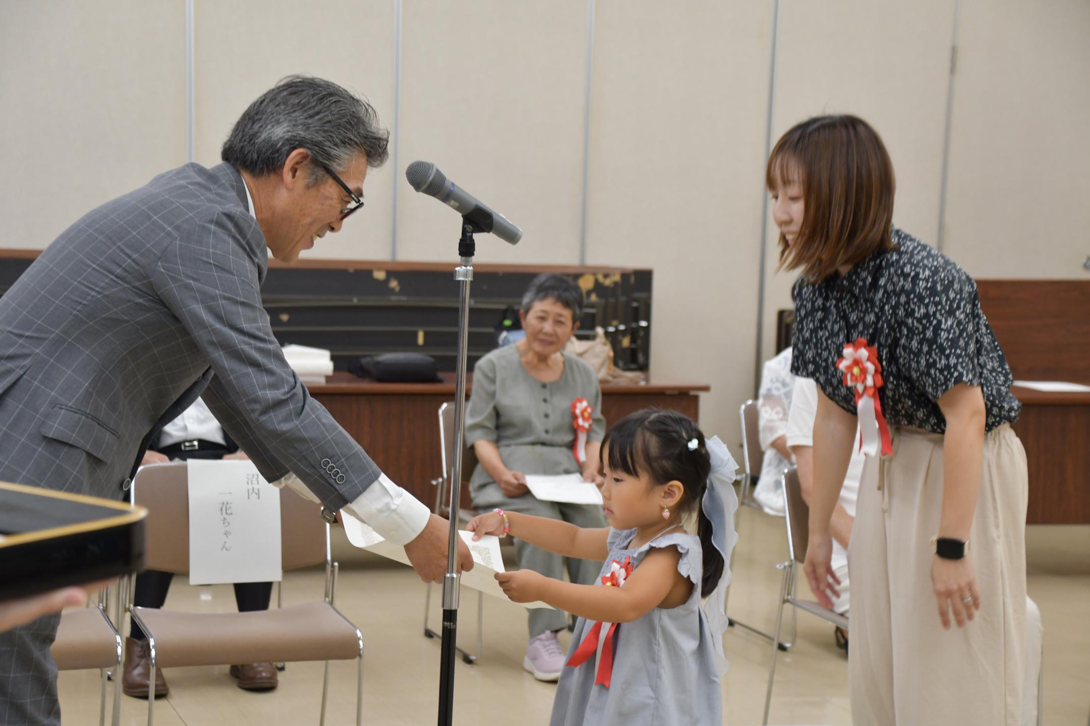 市長から賞状を受け取る沼内一花ちゃん