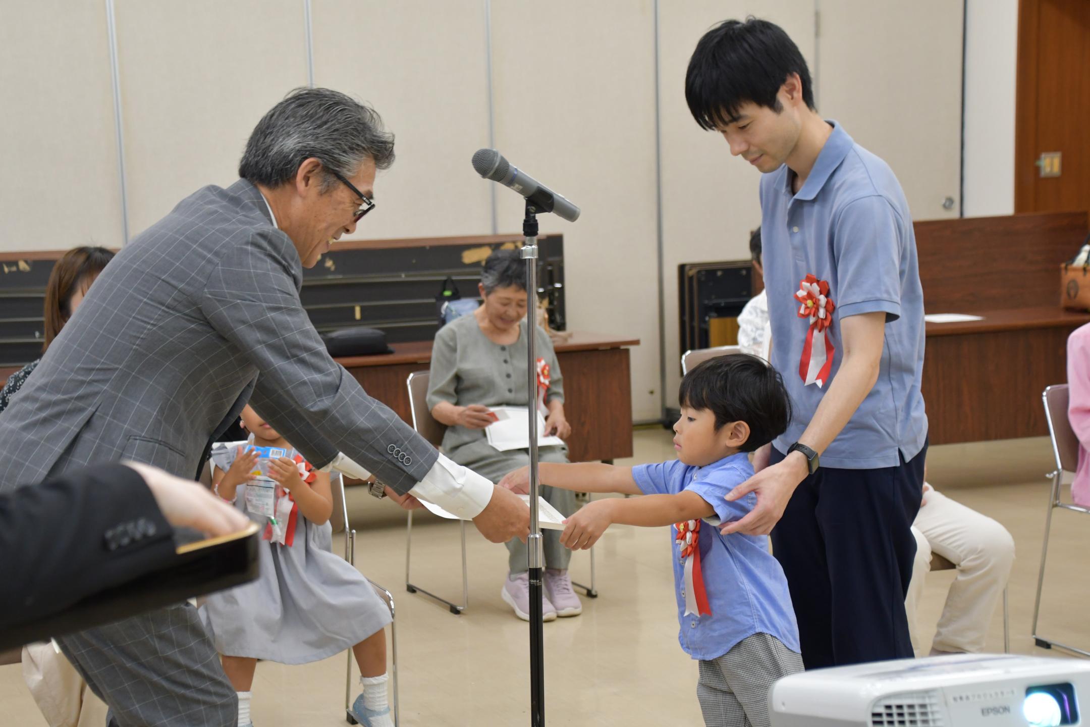 市長から賞状を受け取る米澤琉くん