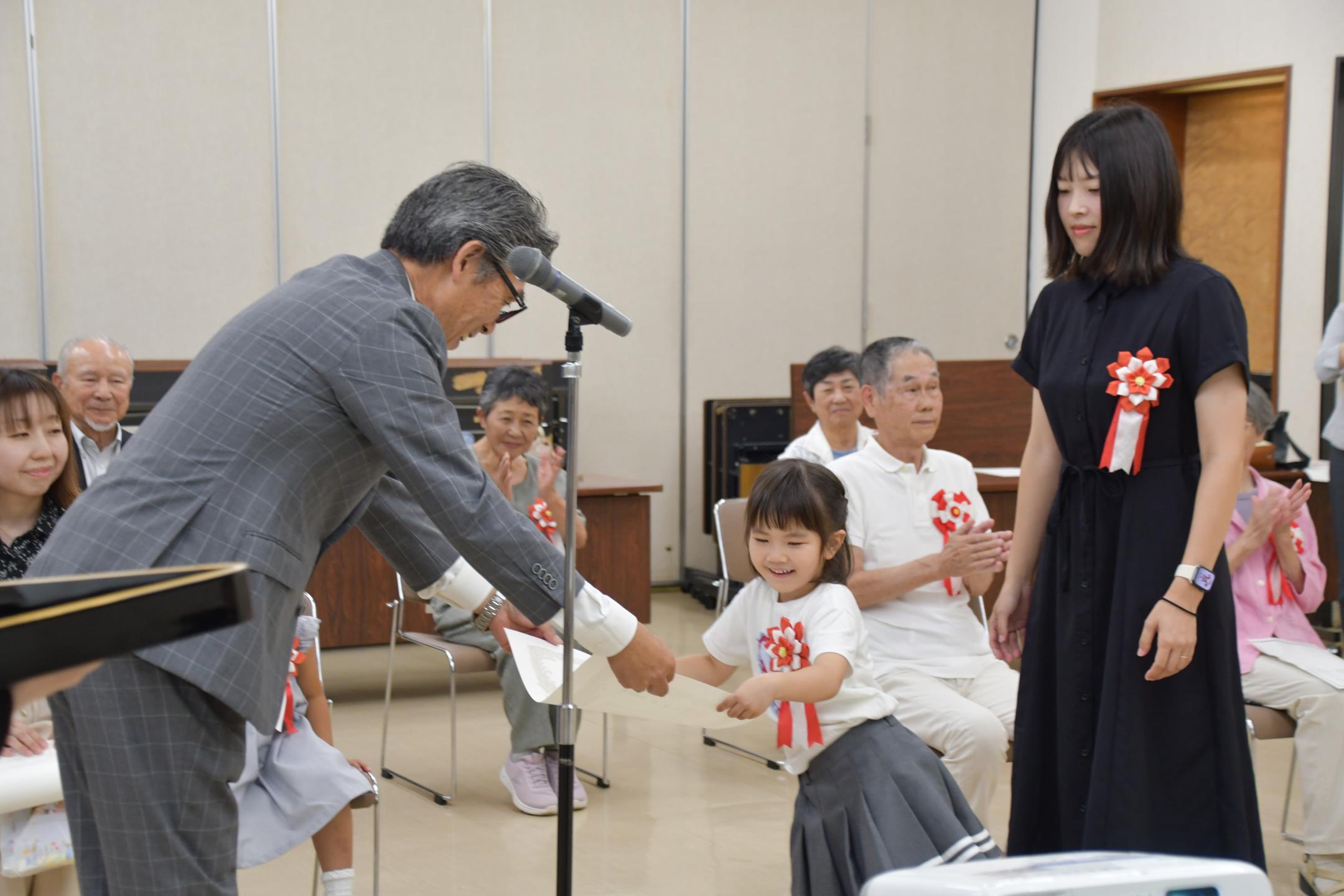 市長から賞状を受け取る横田一華ちゃん