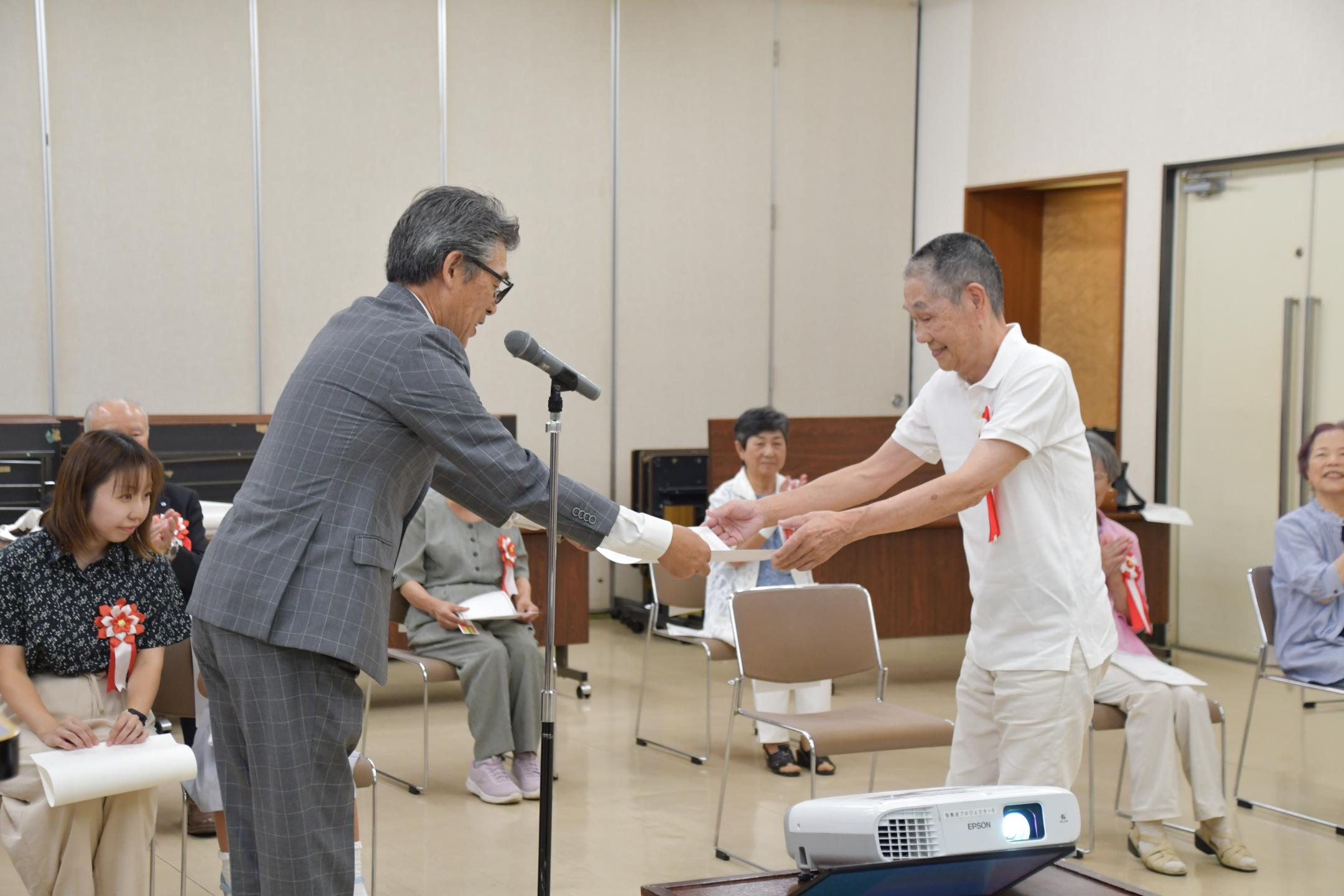 岩手八幡平歯科医師会から賞状を受け取る受賞者