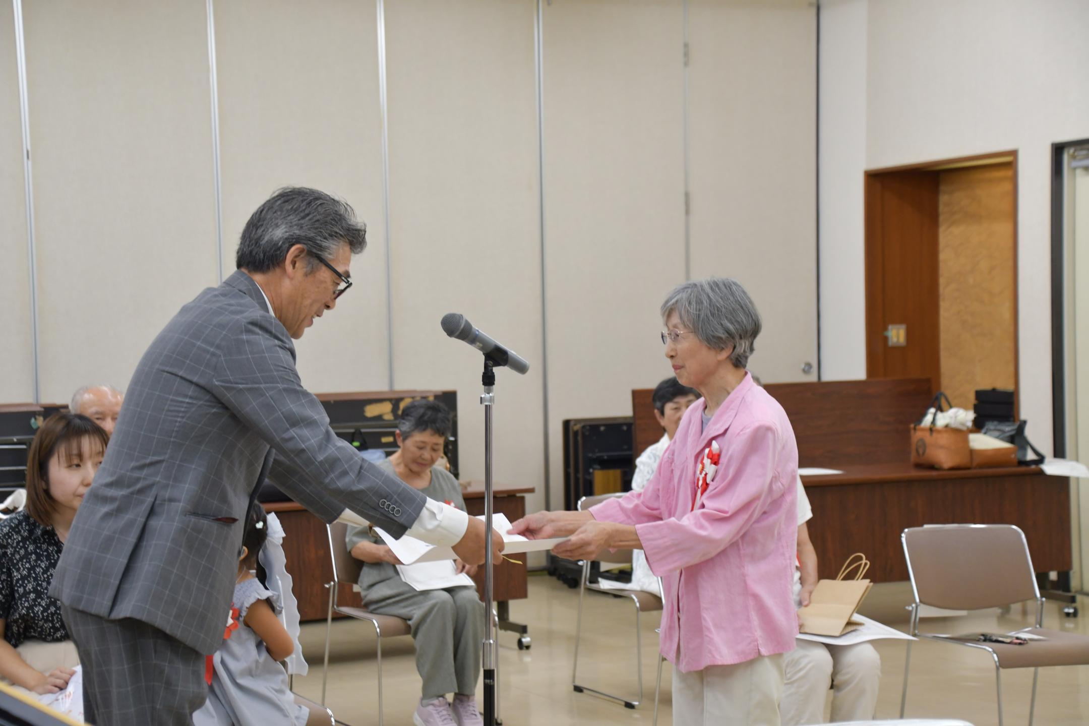 岩手八幡平歯科医師会から賞状を受け取る受賞者