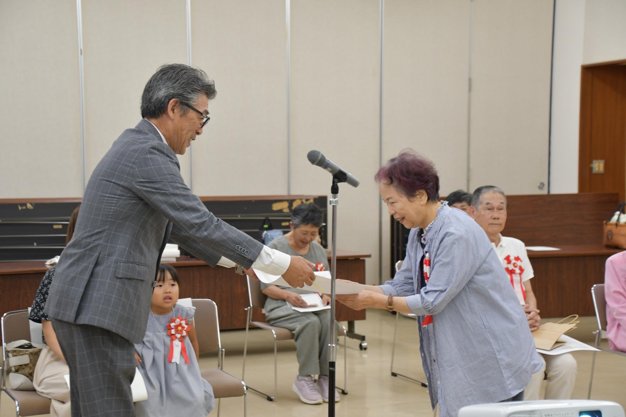 岩手八幡平歯科医師会から賞状を受け取る受賞者