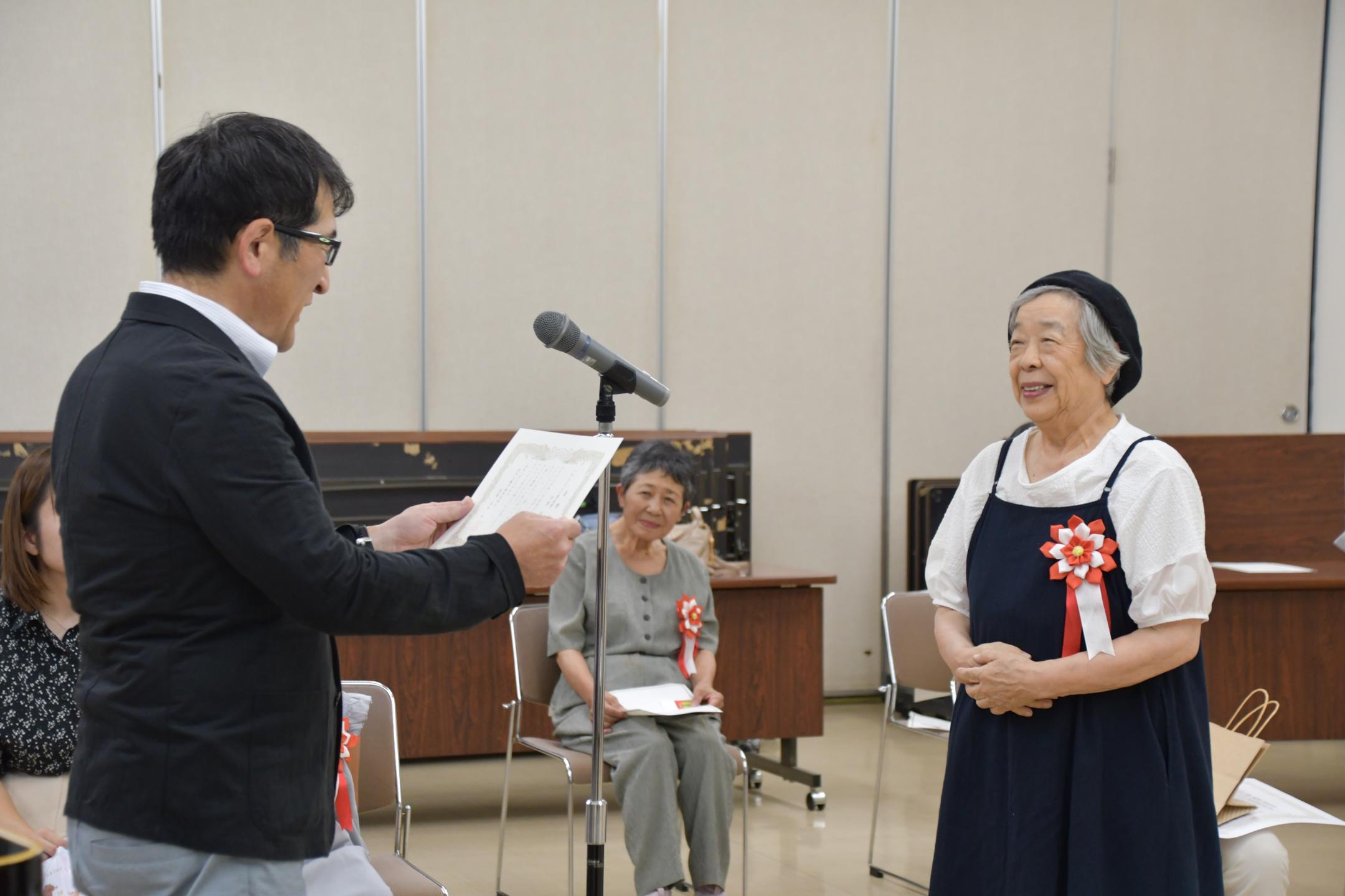 岩手八幡平歯科医師会から賞状を受け取る受賞者