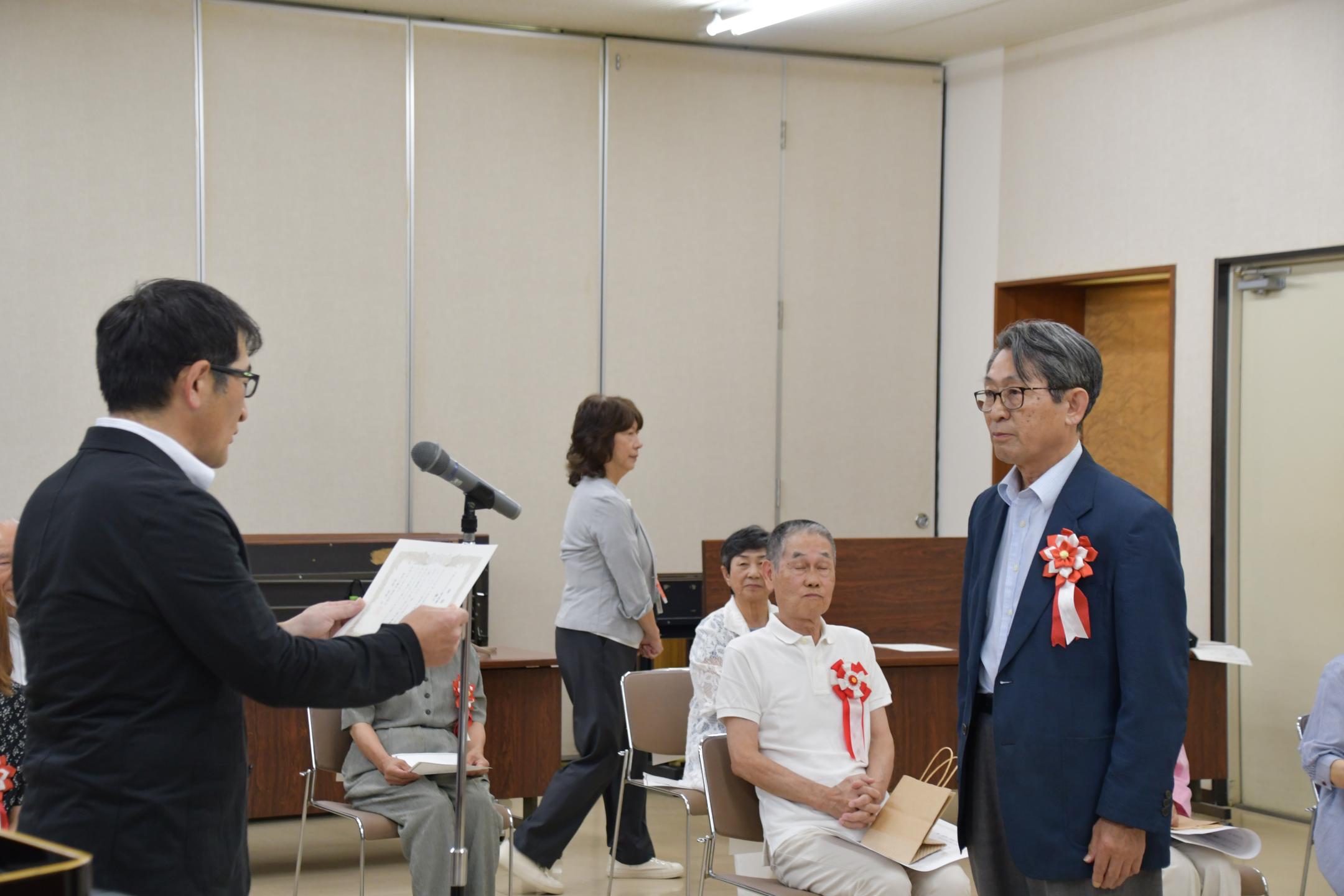 岩手八幡平歯科医師会から賞状を受け取る受賞者