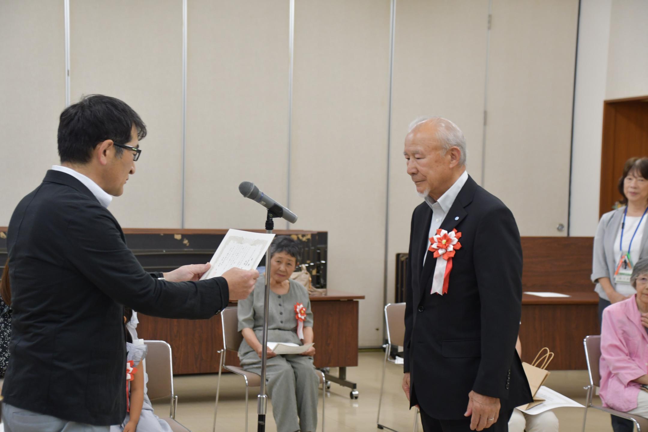 岩手八幡平歯科医師会から賞状を受け取る受賞者