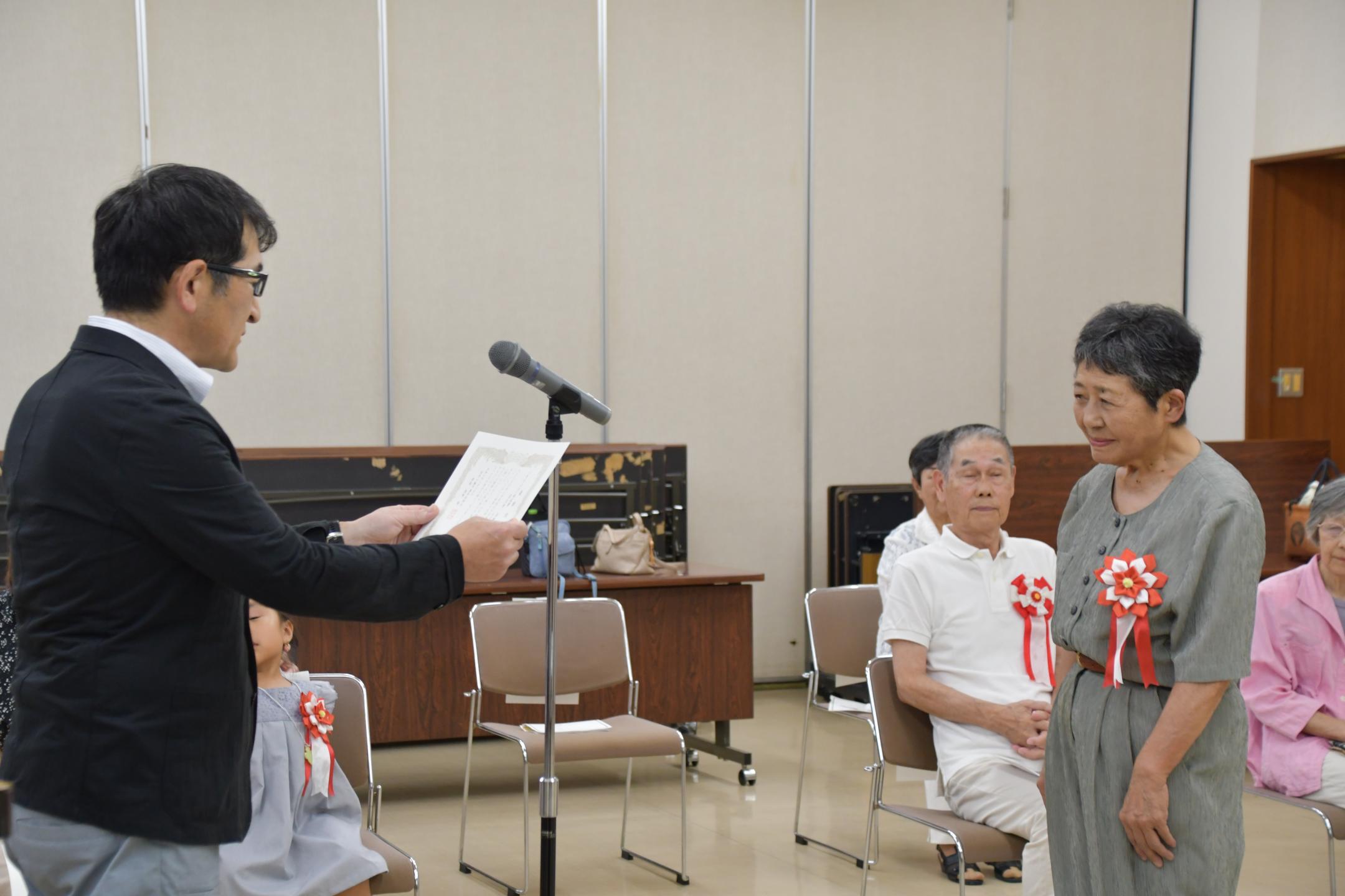岩手八幡平歯科医師会から賞状を受け取る受賞者