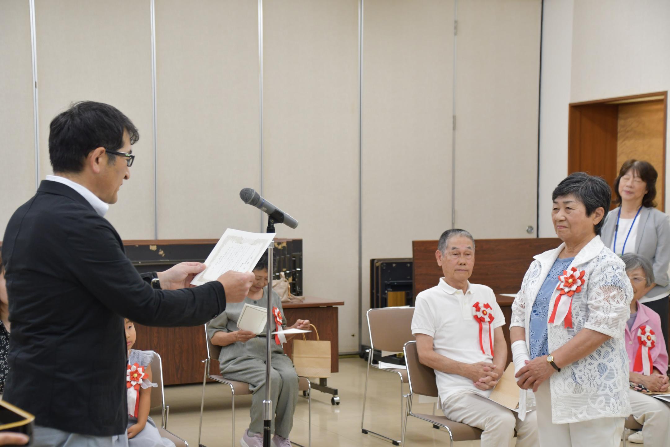 岩手八幡平歯科医師会から賞状を受け取る受賞者