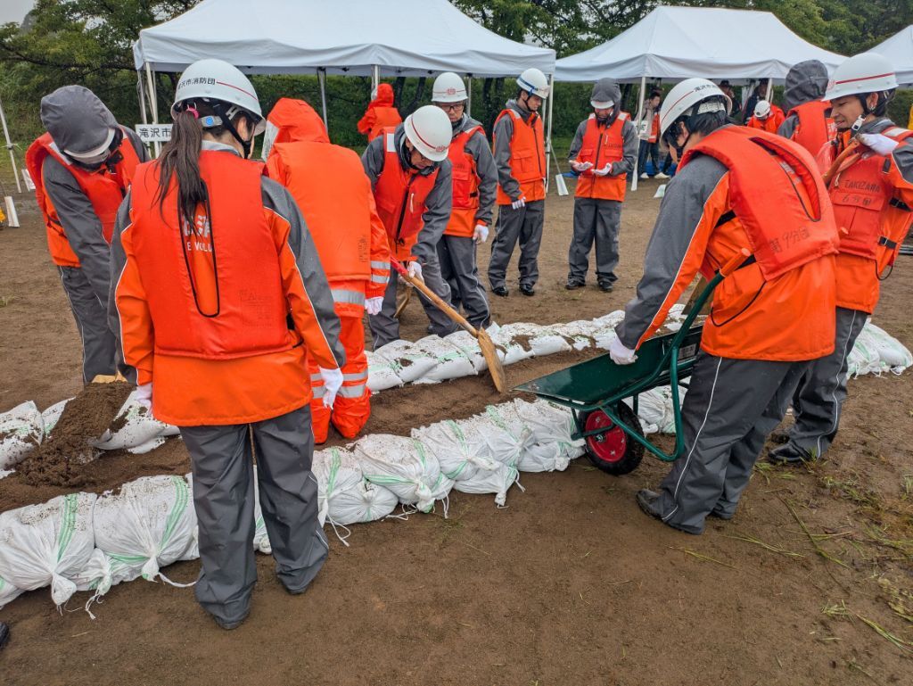 各種水防工法に真剣に取り組む参加者