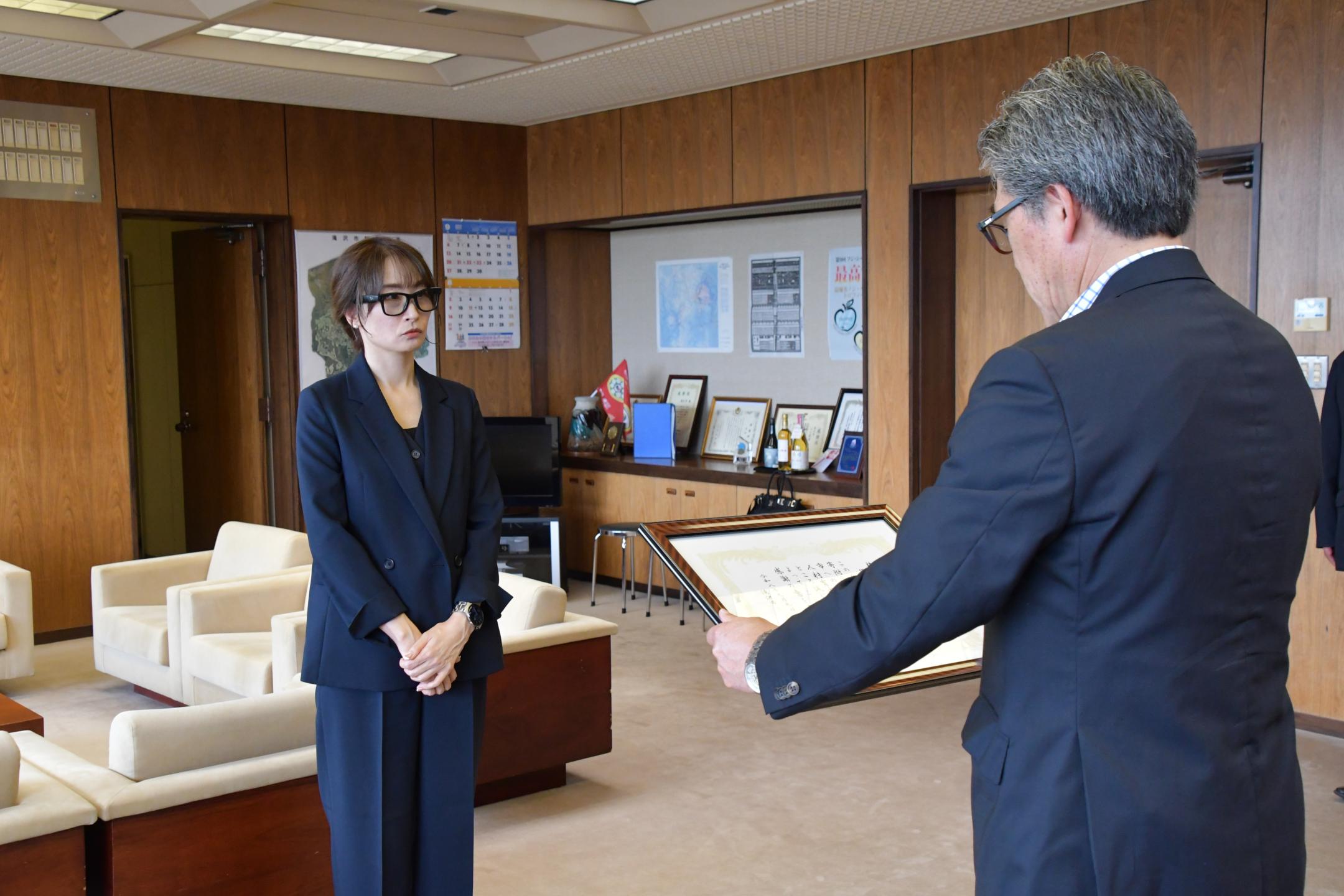 感謝状を受け取る武田代表取締役